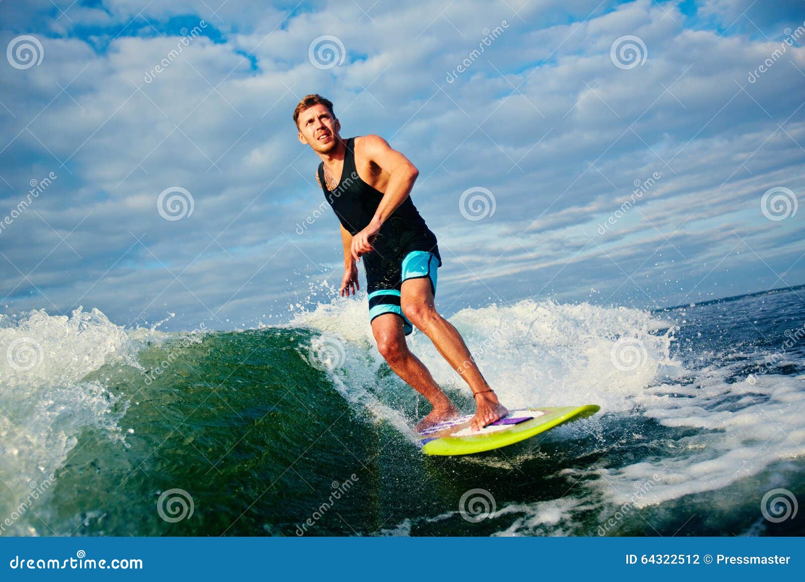 Surferjunge. Junger Surfer, der eine große Welle fängt