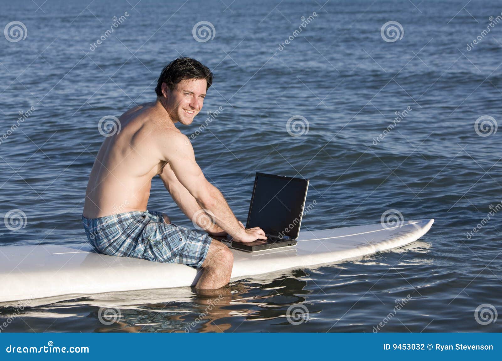 Surfing the internet is. С ноутбуком на серфе. Человек с ноутбуком на серфинге. Интернет серфер. Серфер с ноутбуков.
