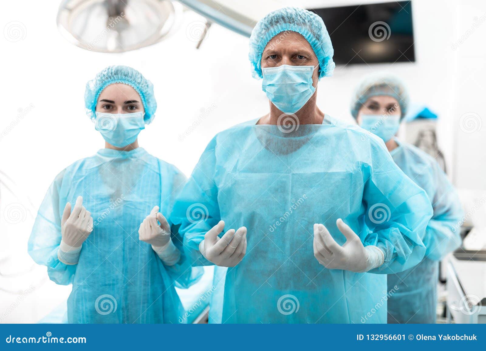 Стерильная медсестра. Одежда хирургов в операционной. Одежда операционной медсестры. Операция хирургия хирург и медсестра.