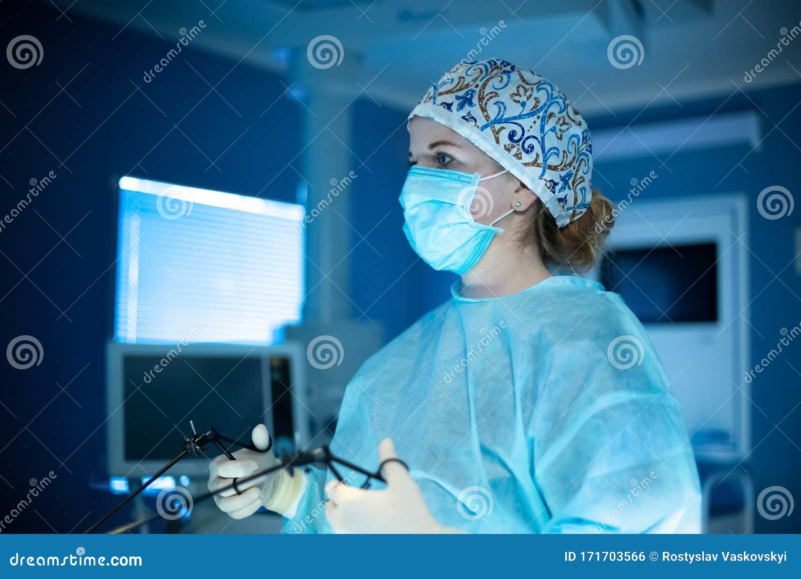 surgeon woman doing laparoscopic operation