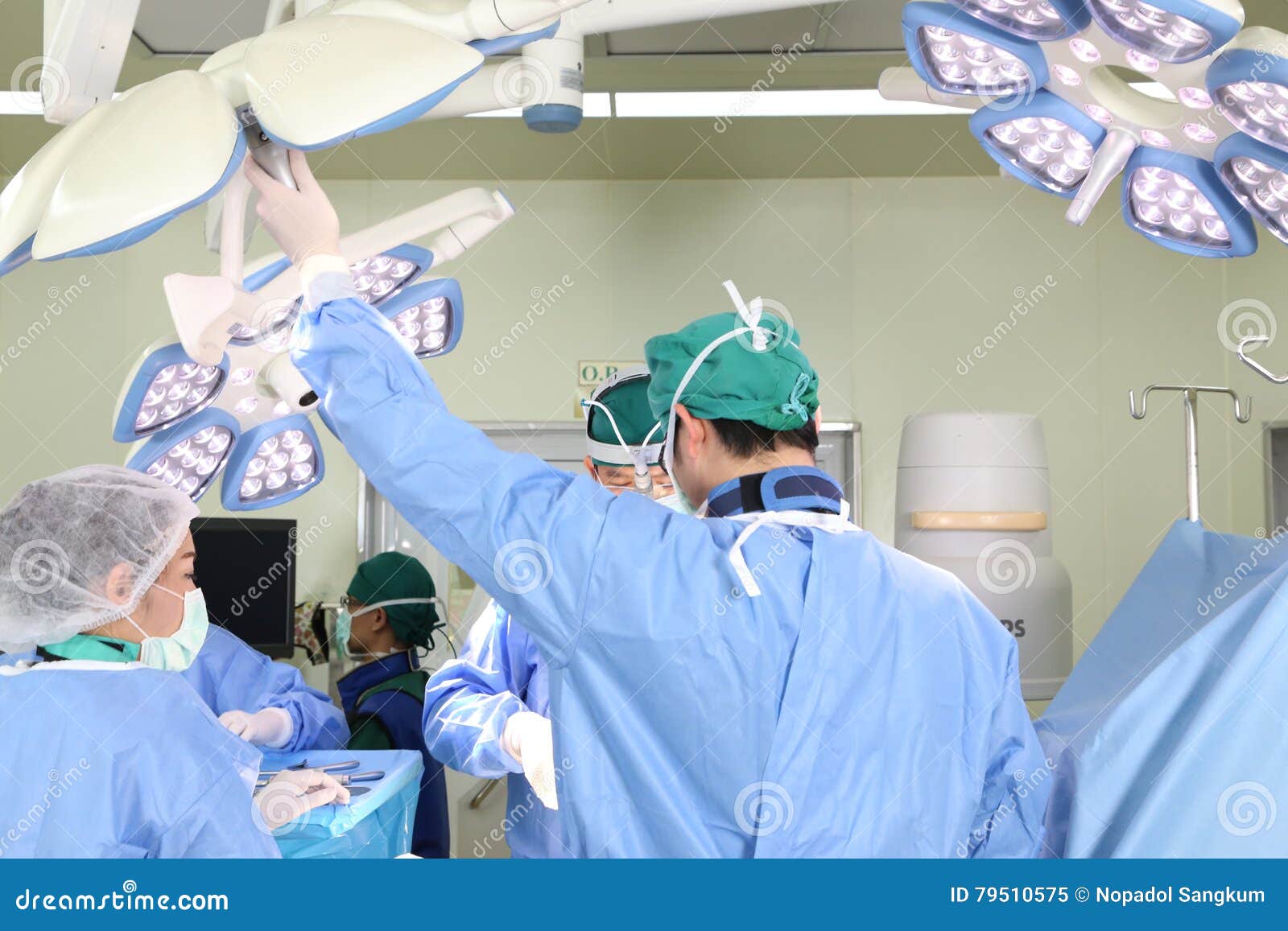 Surgery team operate editorial image. Image of forceps 79510575