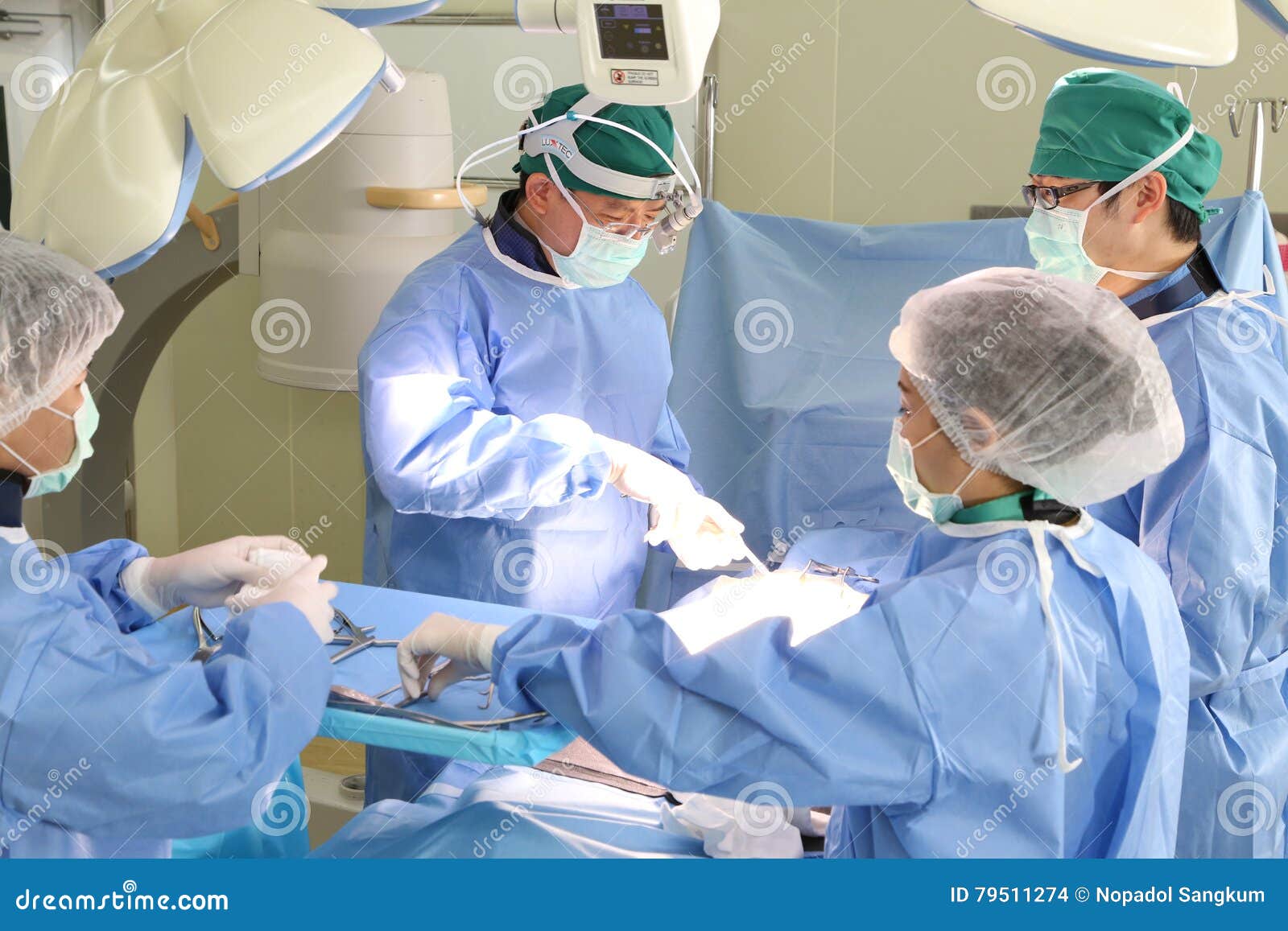 Surgery team operate editorial stock image. Image of arteriovenous