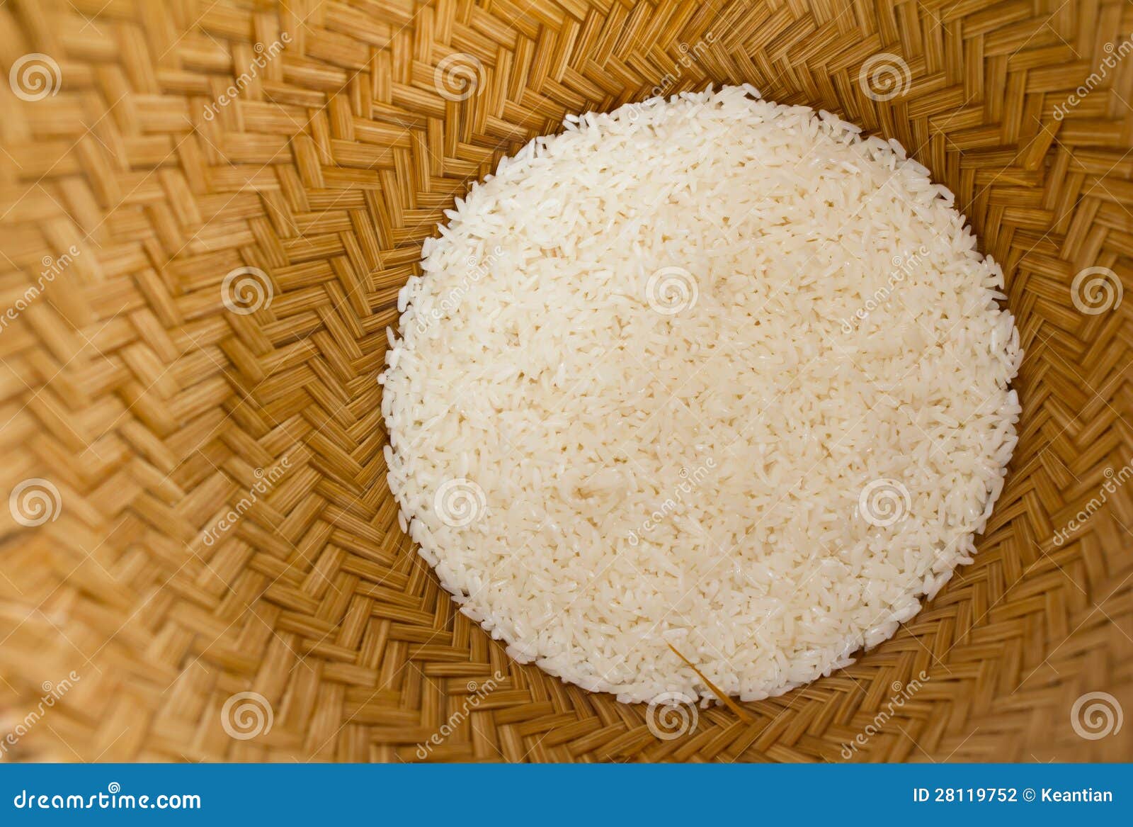 Surowi ryż w bambusowym koszu. Surowi ryż w bambusowych koszach przygotowywali dekatyzować upałem wrząca woda.