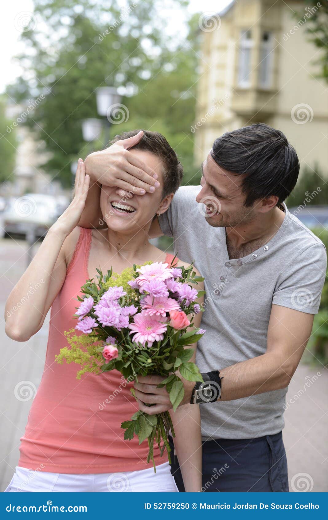 boyfriend surprises girlfriend with flowers