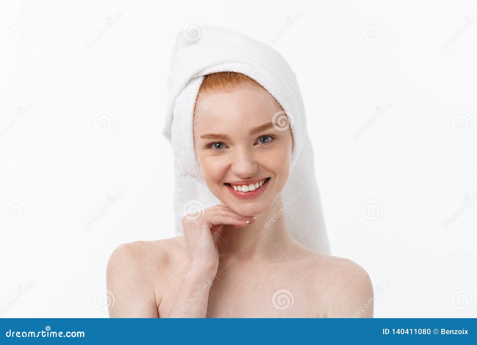 Женщина после ванной. Девушка с полотенцем на голове. Девушка после ванны лицо.