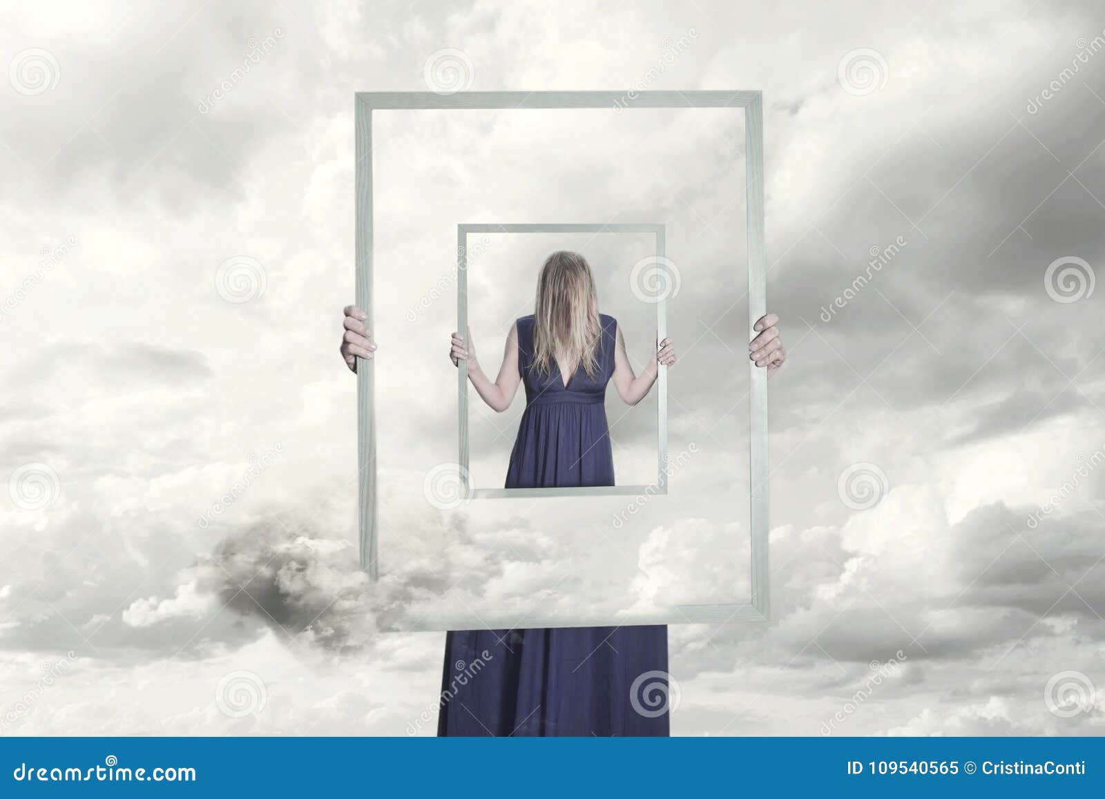 Surreales Bild Einer Frau, Die Einen Rahmen Hält, Der Sich Reflektiert  Stockbild - Bild von blau, architektur: 109540565