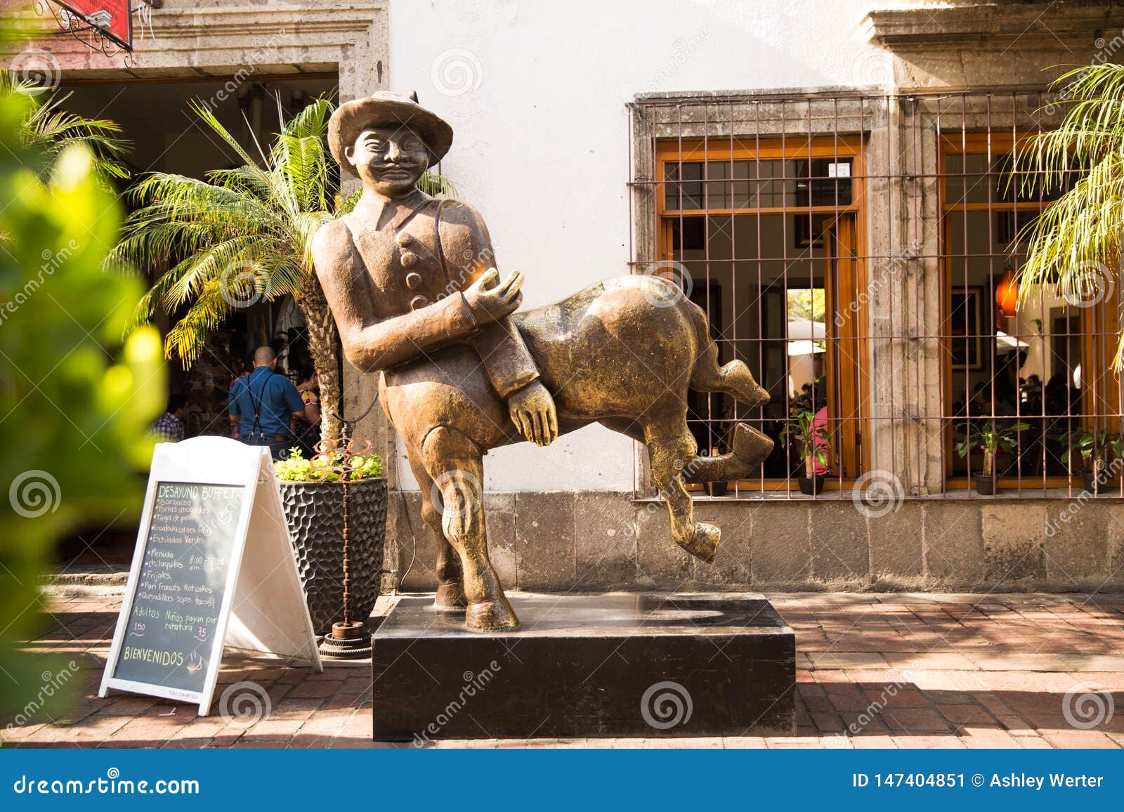 Streets of Tlaquepaque in Jalisco, Mexico Editorial Photo - Image of  statues, wanderlust: 147404851