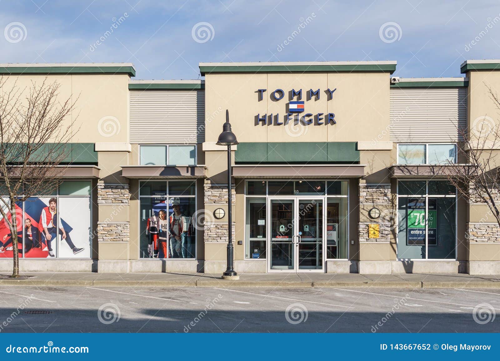 tommy hilfiger queensborough landing hours