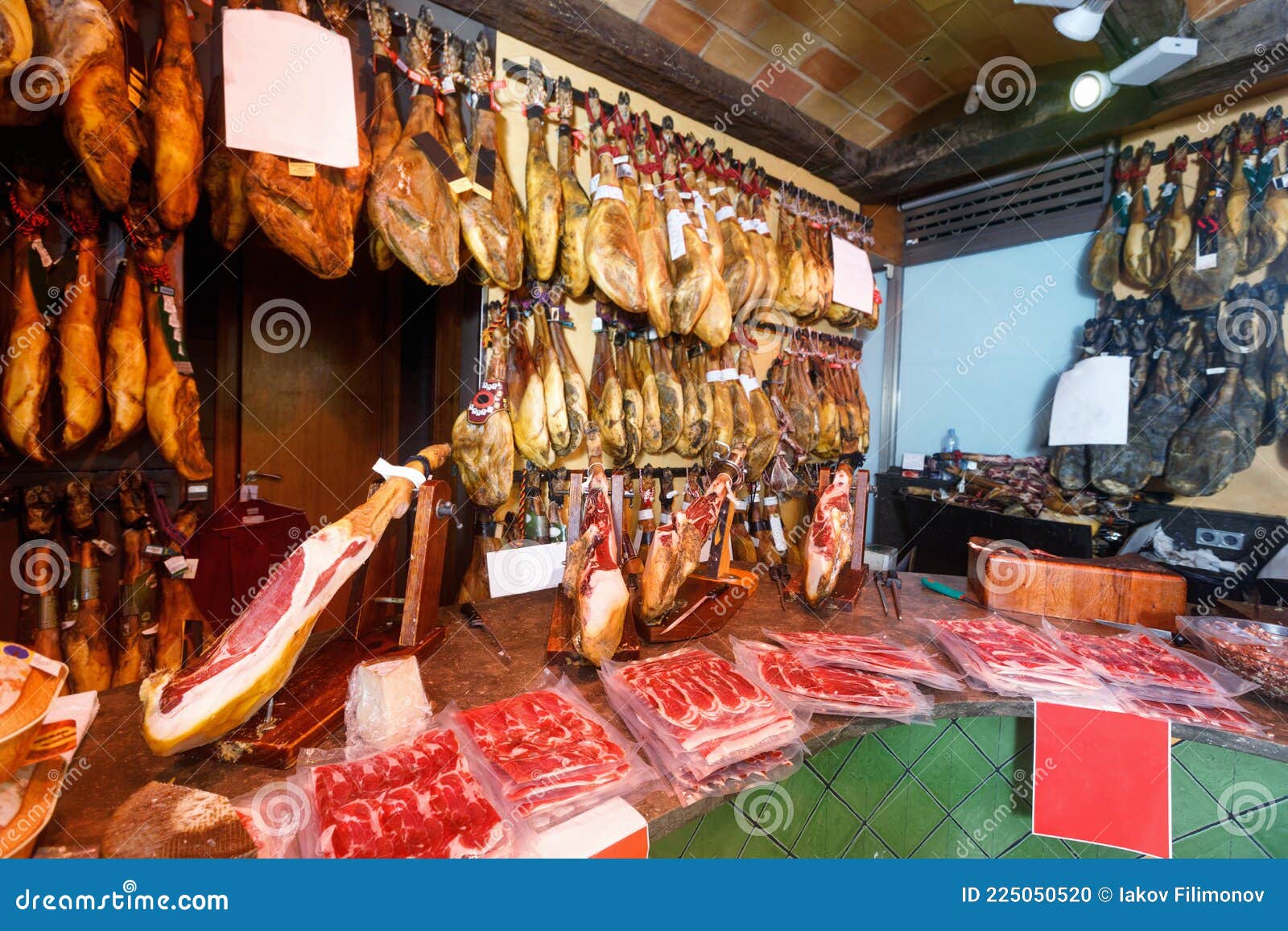 Surtido De Carnes Tradicionales Con Piernas Colgantes Jamón Foto de archivo Imagen lifestyle, departamento: 225050520