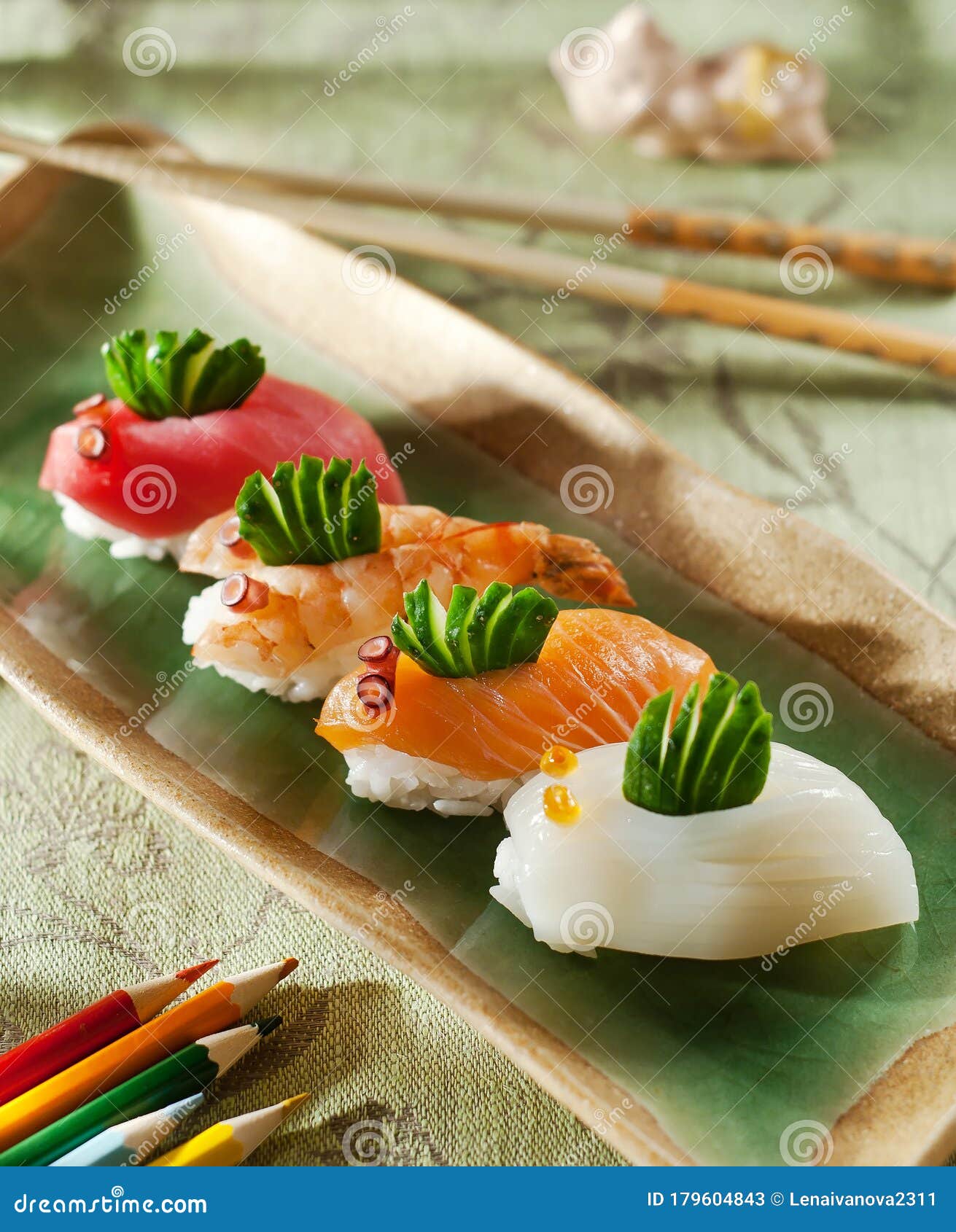 Sushi Con Bacchette Di Cucina Giapponese Immagine Stock - Immagine di sano,  nessuno: 179604843