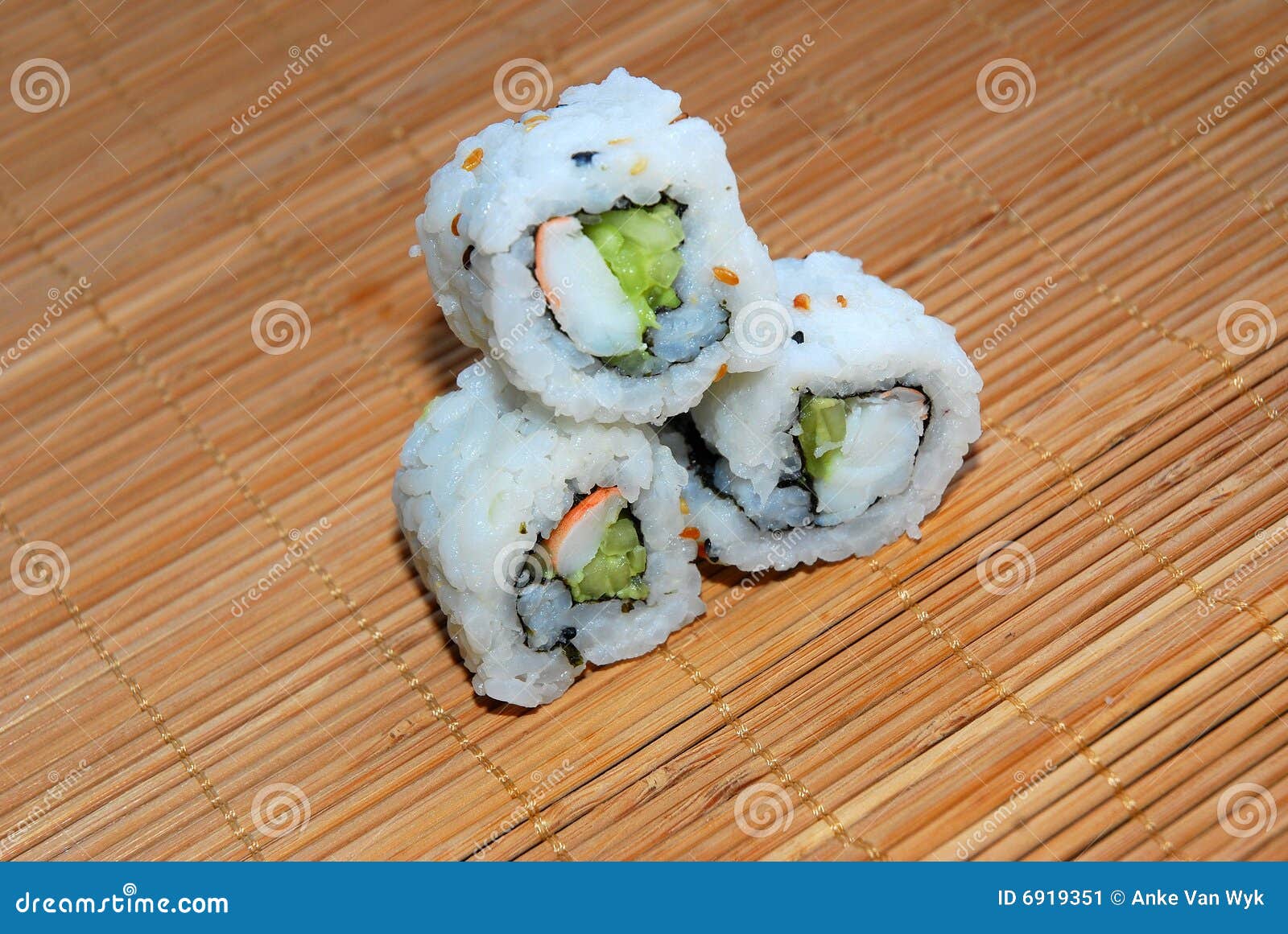 Sushi con el arroz basmati imagen de archivo. Imagen de apetitoso 6919351