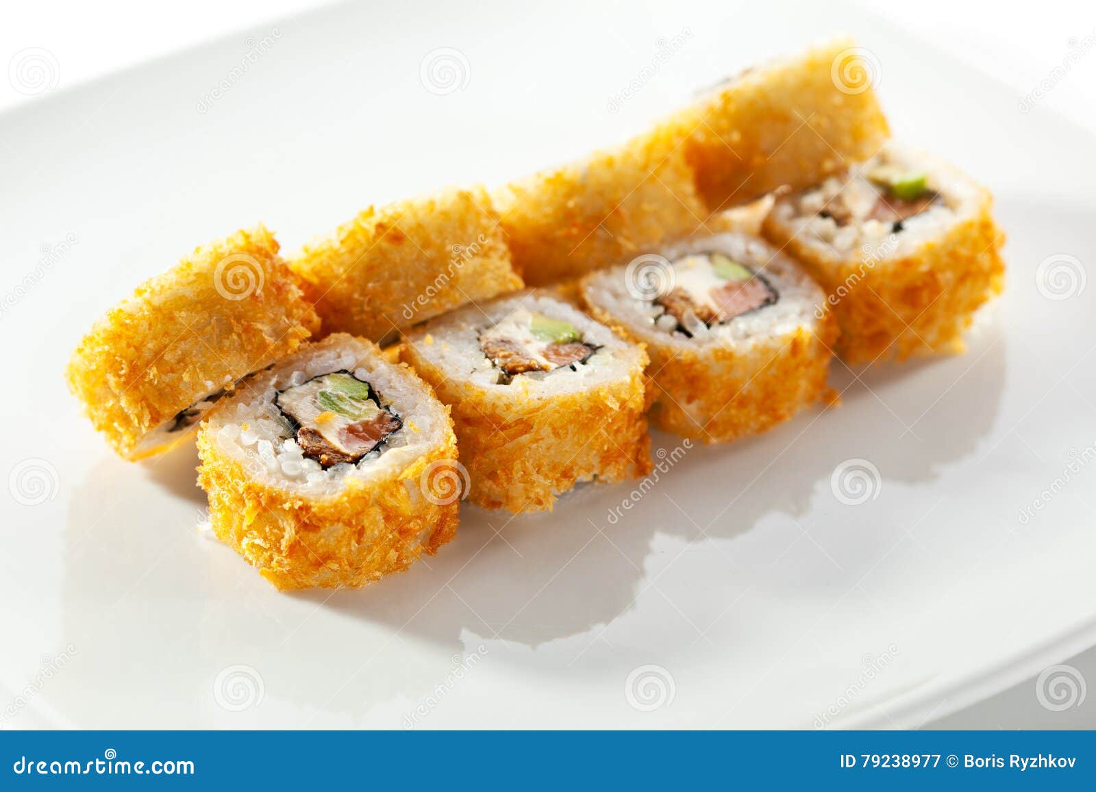 Sushi de Maki do Tempura. Tempura Maki Sushi - Fried Roll profundo feito de salmões, do abacate e do queijo creme crus frescos para dentro