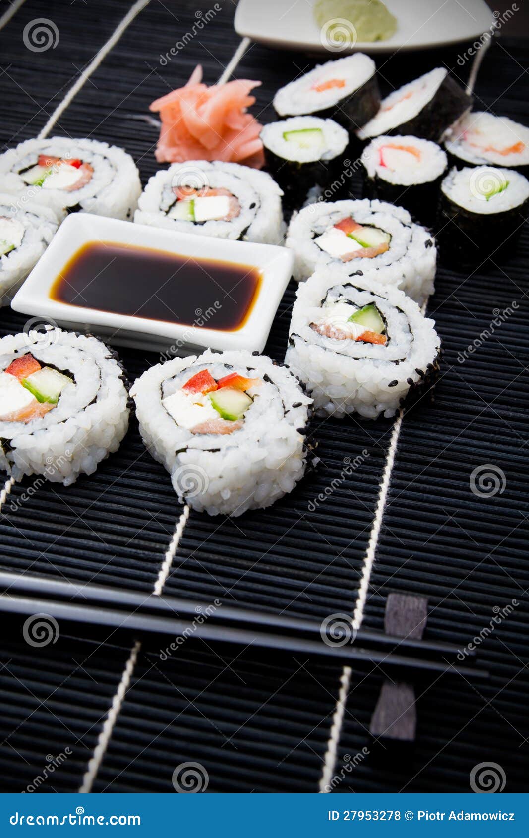 Sushi eingestellt auf Matte des schwarzen Bambusses. Nahaufnahmeaufbau