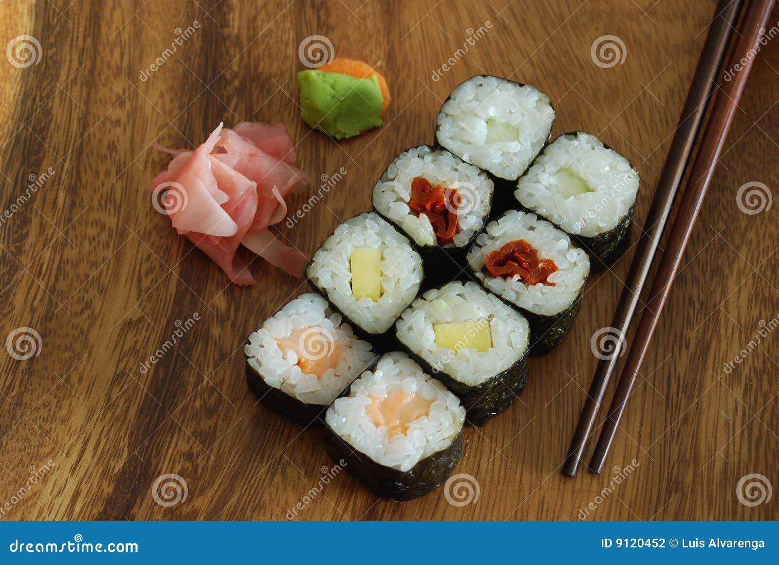 Sushi - Japans voedsel. De foto van uitstekende kwaliteit van sushimaaltijd (hossomakizalm) en eetstokjes