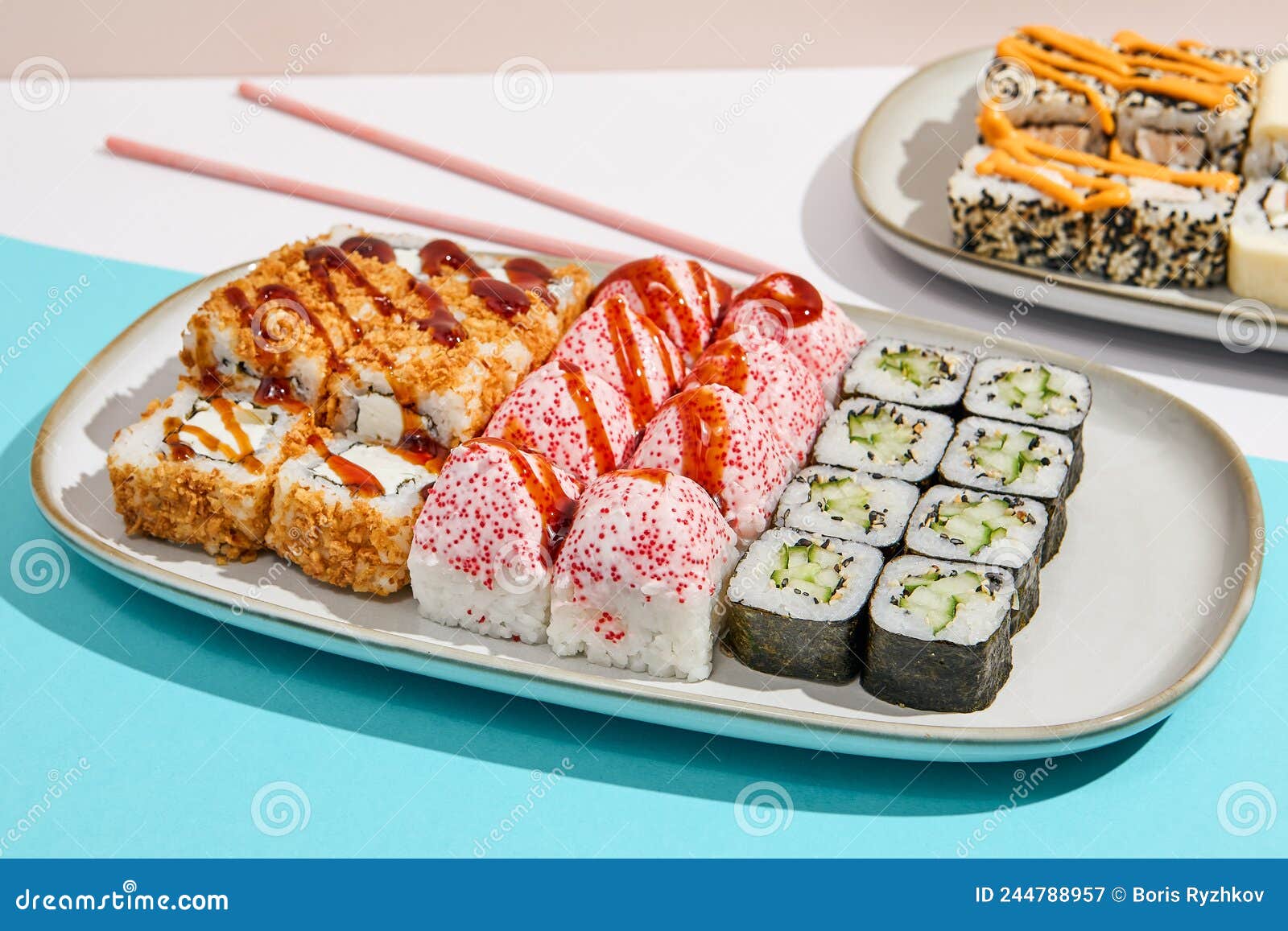 Sushi in Piatti in Ceramica Con Bacchette Colorate. Set Alla Moda Di Maki  Sushi in Stile Minimo. Concetto Di Menu Giapponese Moder Immagine Stock -  Immagine di sfondo, concetto: 244788957