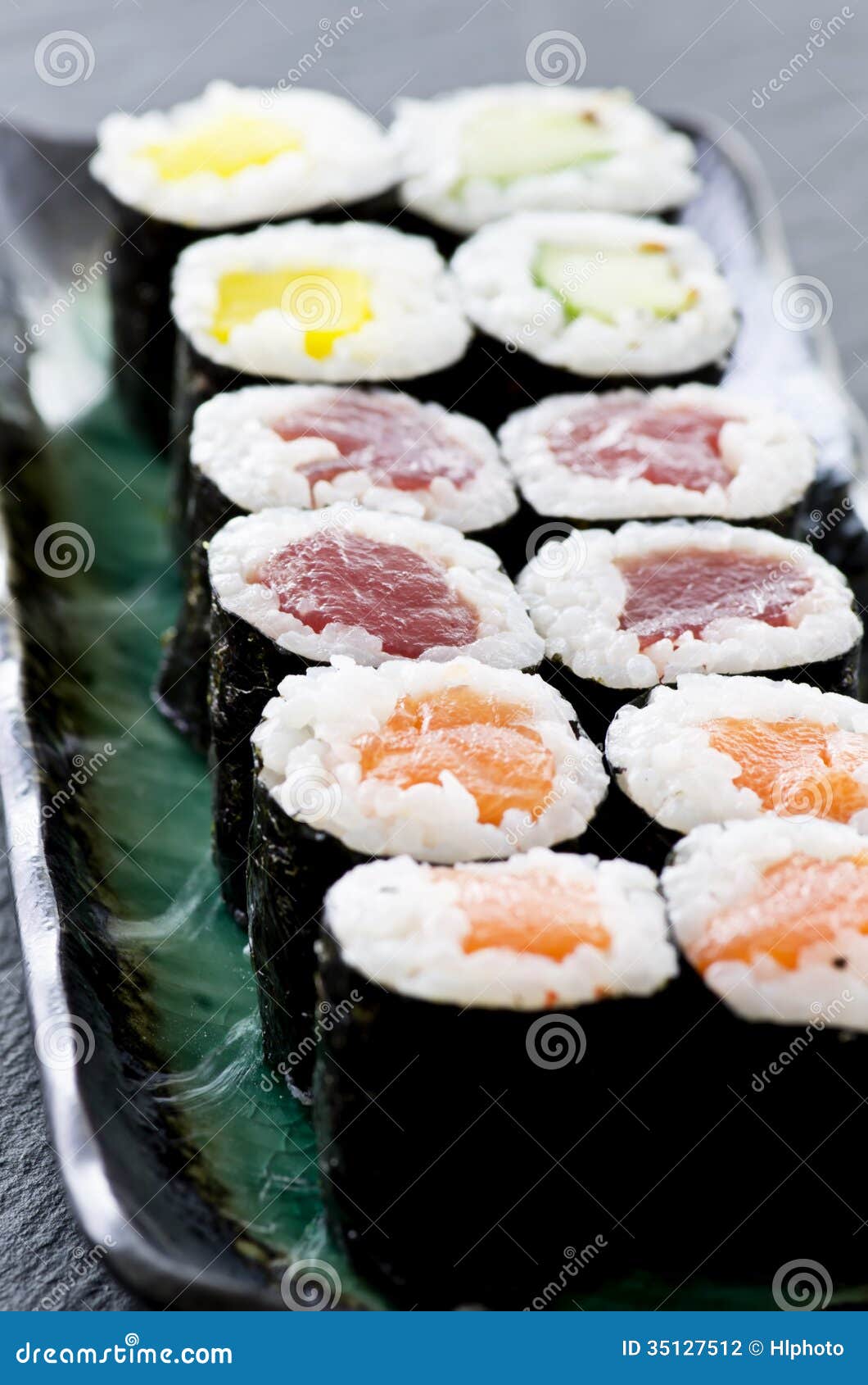 Sushi Rolls Mit Lachsen Und Thunfisch Stockfoto - Bild von ...