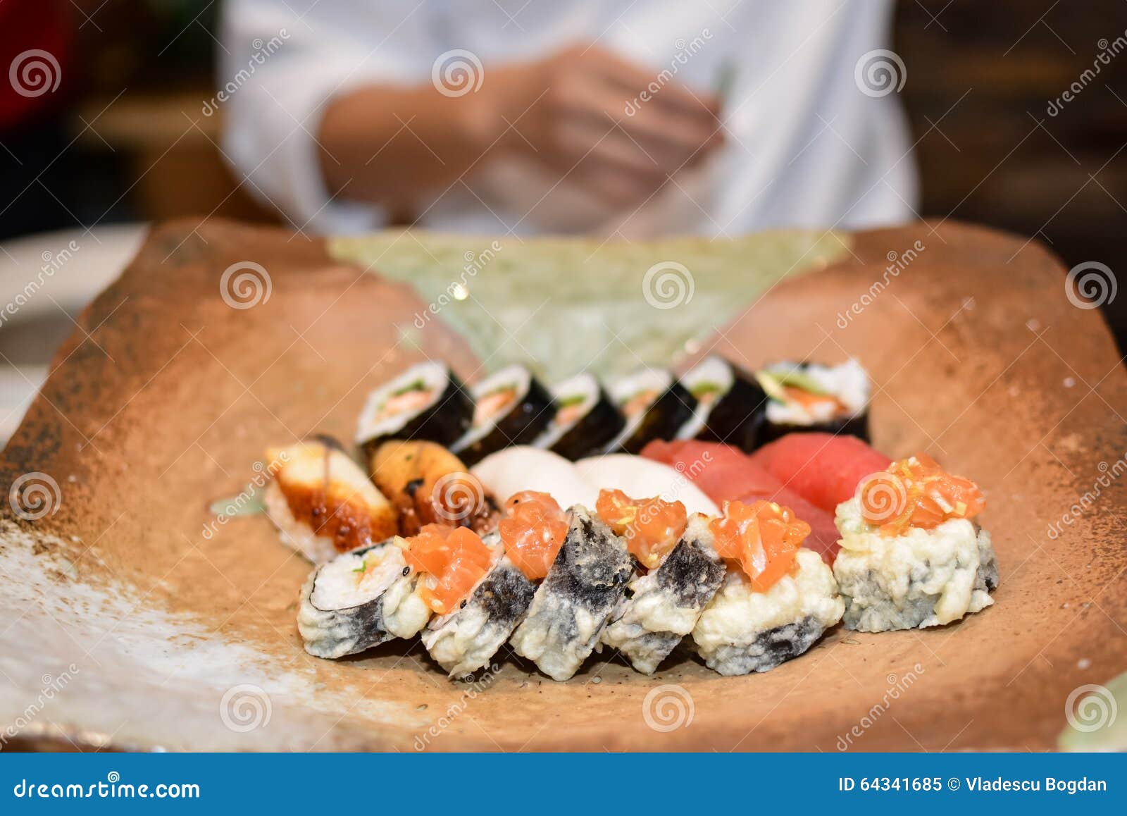 Sushiplatta i restaurang. Olika sushirullar på plattan, closeup Japansk kokkonst