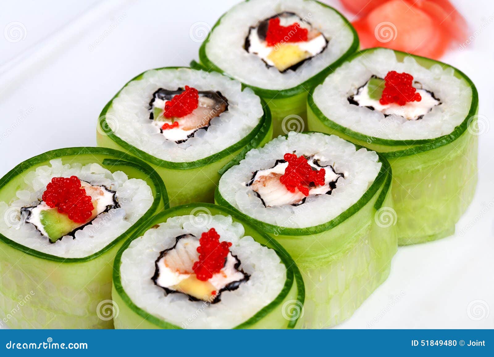 Sushirolle Mit Avocado, Gurke Und Kaviar Stockfoto - Bild von sahne ...