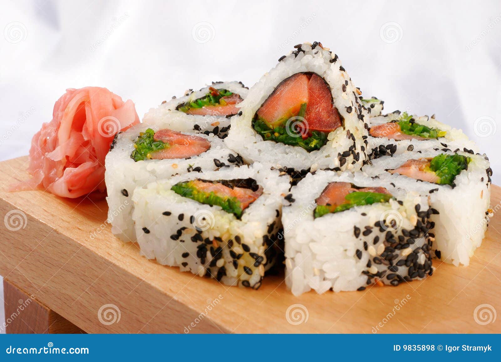 Sushirollen mit Thunfisch stockfoto. Bild von japan, kultur - 9835898