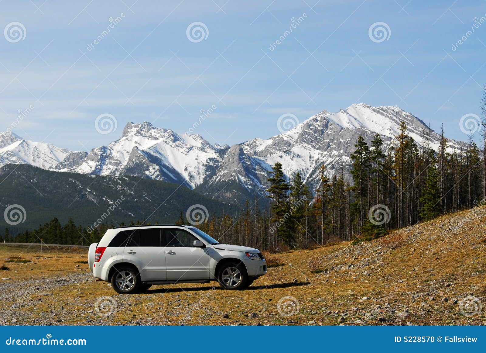 suv and mountains