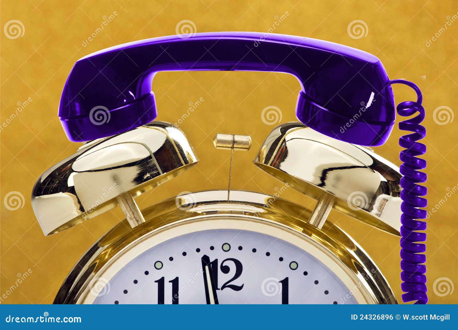 Sveglia e telefono fotografia stock. Immagine di ricevente 24326896