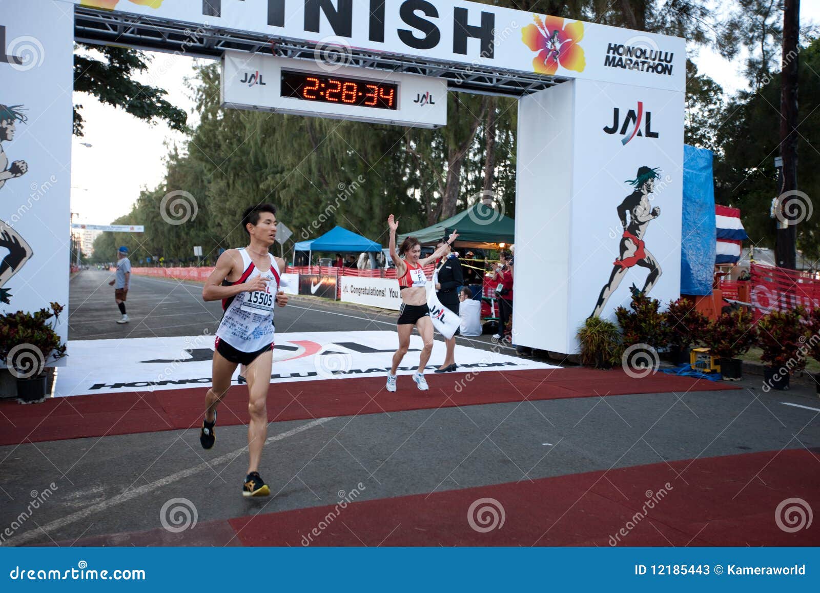 Svetlana Zakharova ganha a maratona de Honolulu. O atleta fêmea Svetlana Zakharova do russo dos anos de idade 39 cruzou o meta em 2 horas, 28 minutos, 34 segundos para ganhar a 37th maratona de Honolulu dezembro em 13, 2009.