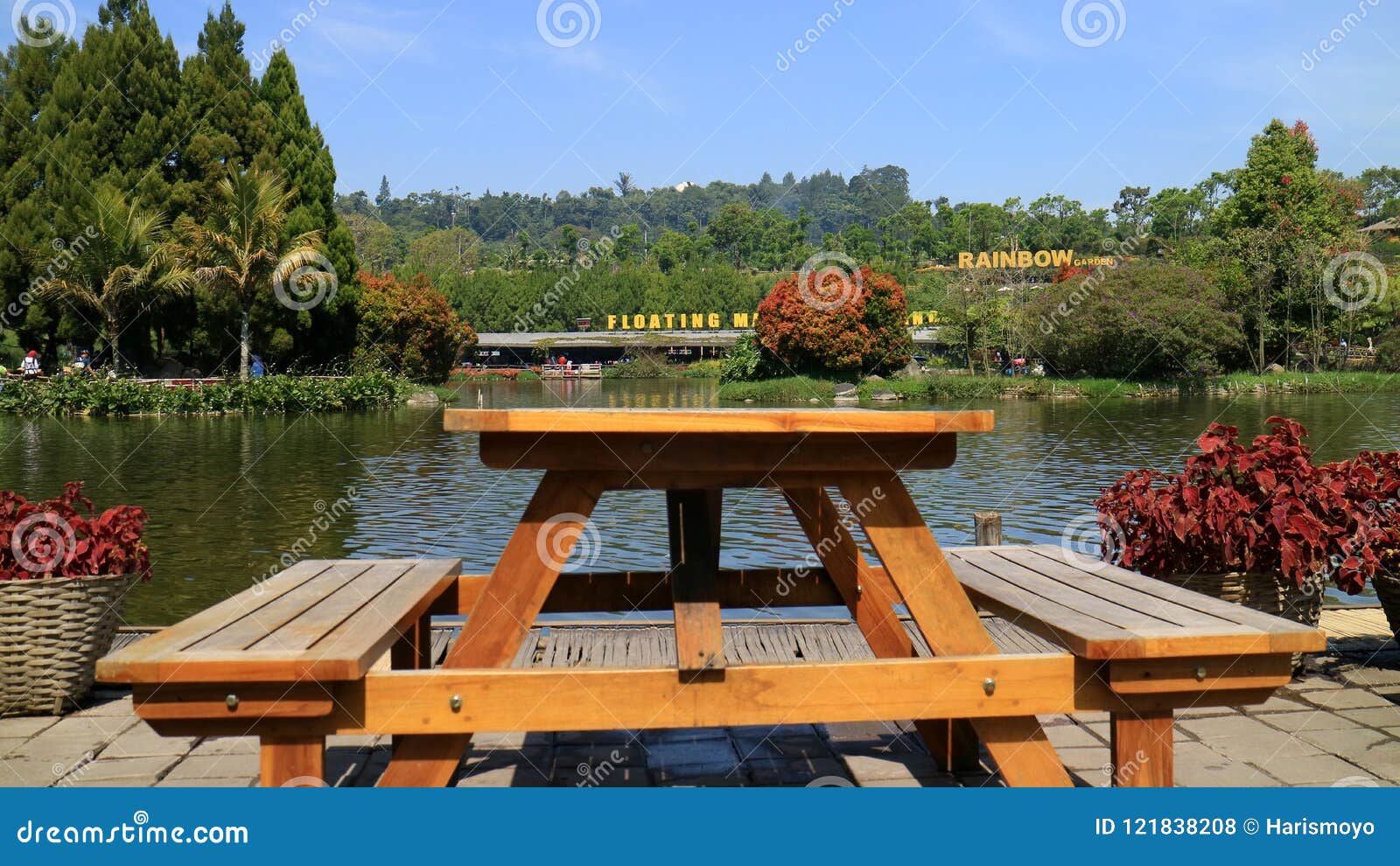 Bandung Indonesien - Juli 7, 2018: Stolar och tabeller nära konstgjorda sjöar som att sväva marknaden Lembang, västra Java