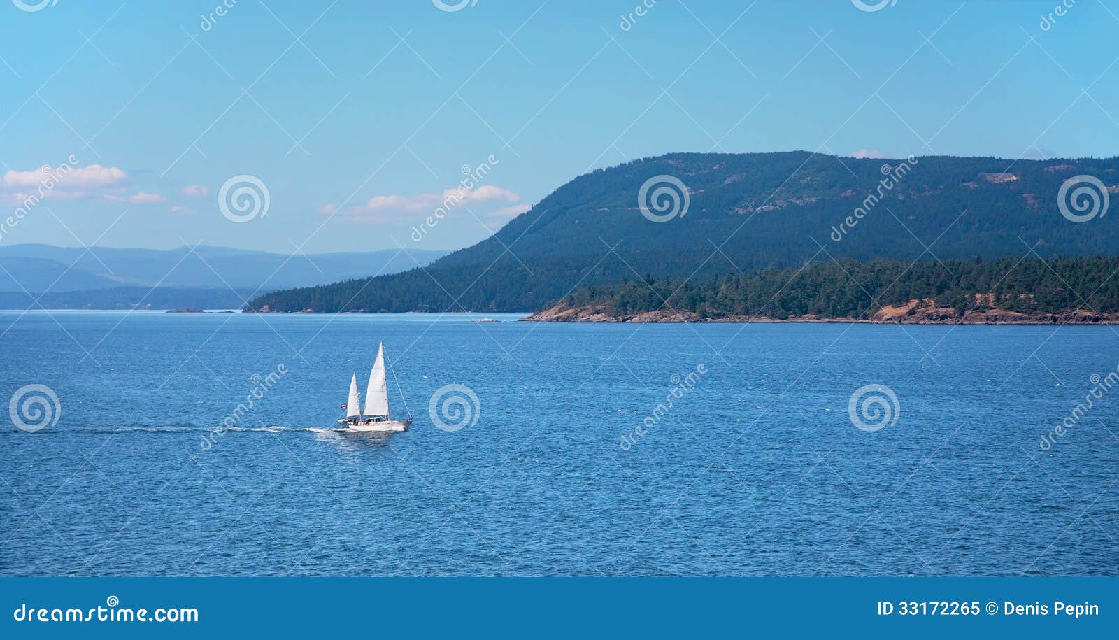 Swanson-Kanal, Golf-Insel-Kette, Briten Colum. BC geschossen von der Plattform einer Fähre beim Reisen zwischen Vancouver und Victoria. Mayne Island kann gesehen hinter einem Segelboot.