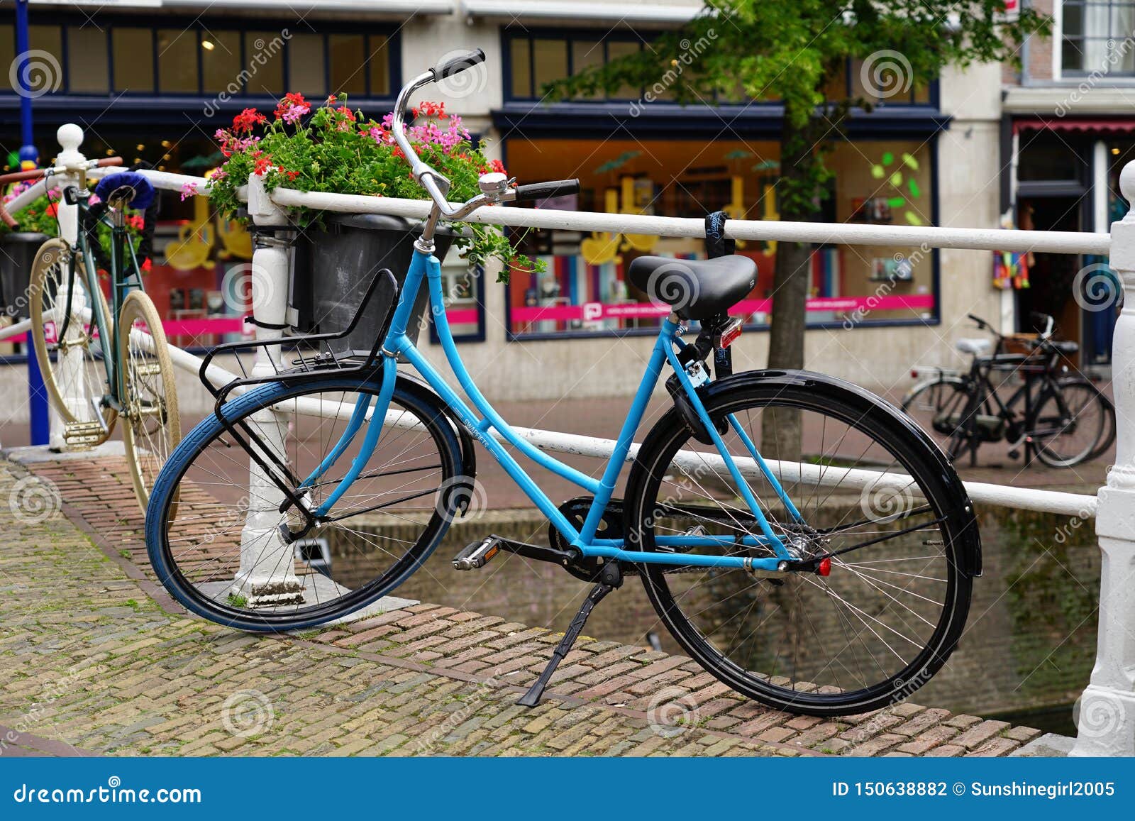 Swapfiets in Center of Editorial Photography - of cities, voorwiel: 150638882