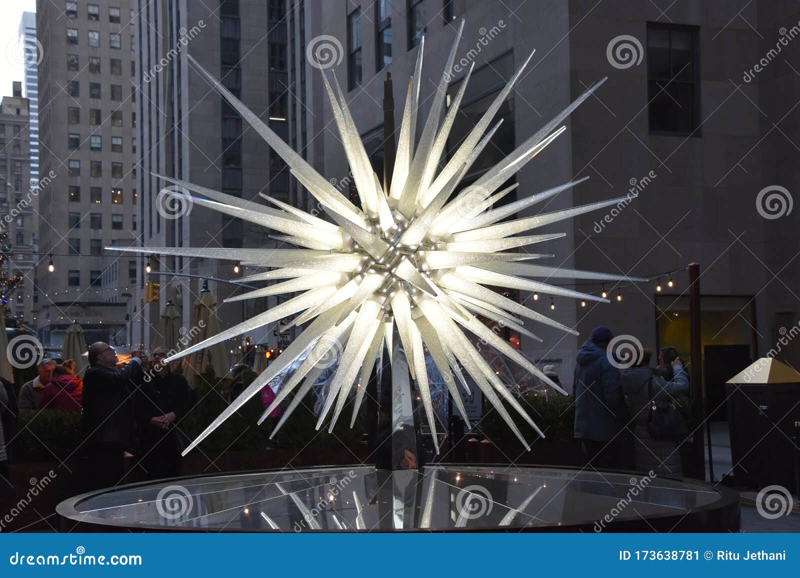 verslag doen van trek de wol over de ogen Neuken Swarovski Crystal Star at Rockefeller Center in Manhattan Editorial Photo -  Image of diamond, holiday: 173638781
