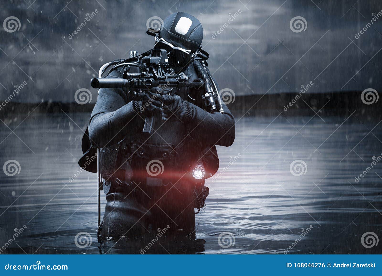 Swat部队士兵在水中腰深 手里拿着机枪电子游戏的概念 特殊秘密库存照片 图片包括有盔甲 别动队员