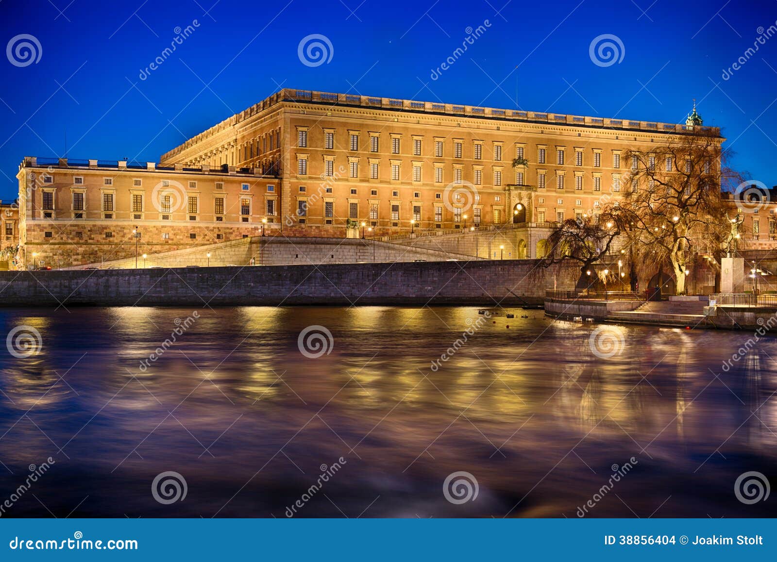 swedish royal palace in stockholm by night