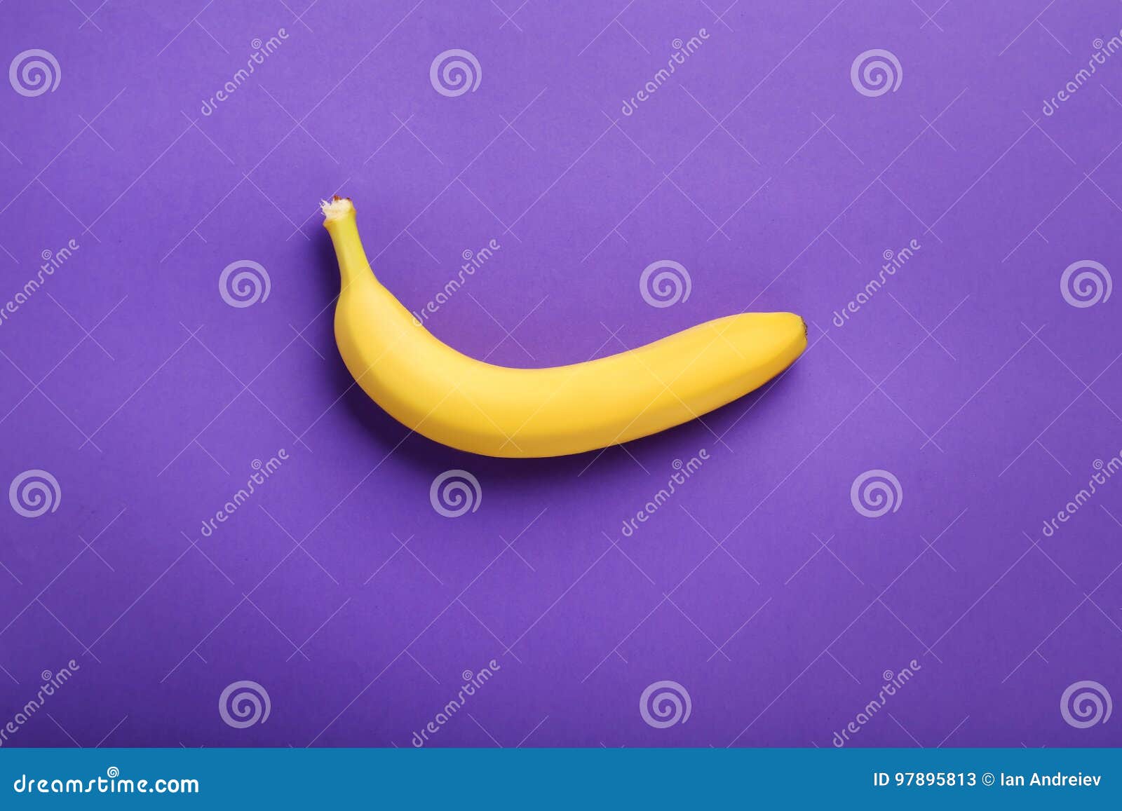Свит банана. Фиолетовый банан. Банан на фиолетовом фоне. Сиреневый банан. Сладкий банан.