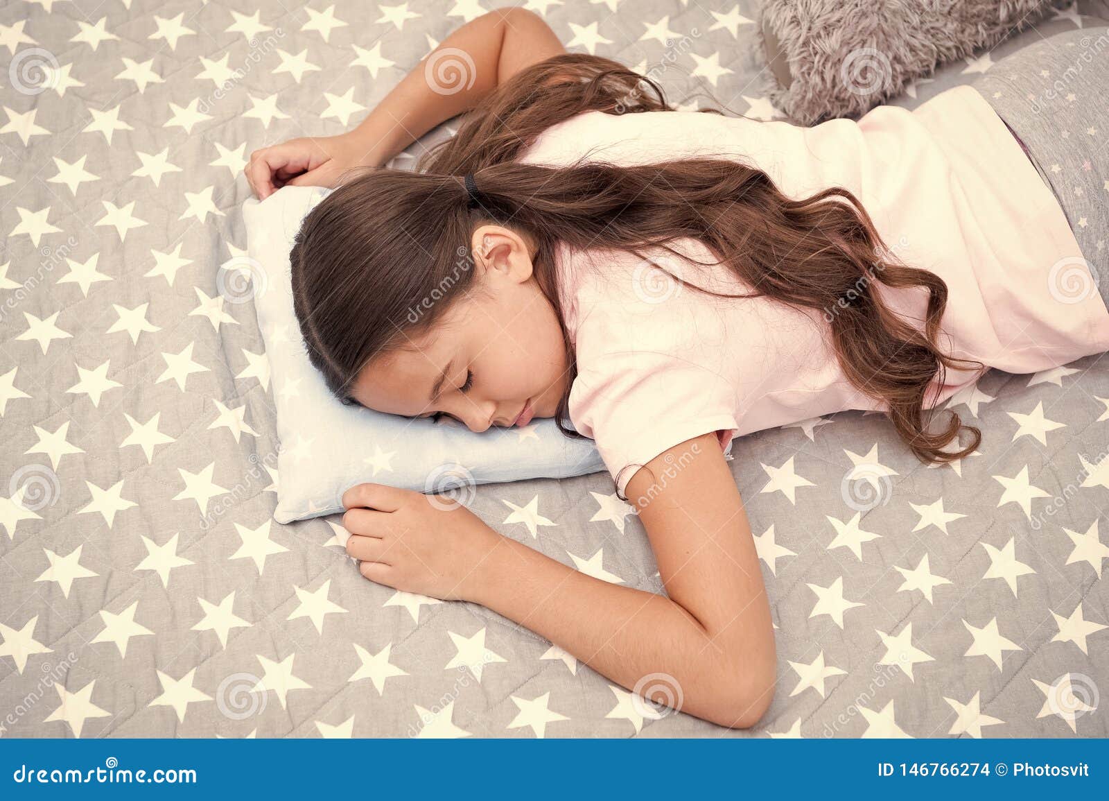 Сон десять. Сонная девочка 10 лет. Девочка спит вид сверху. Девочка спит на спине. Спящая девочка четырнадцати лет.