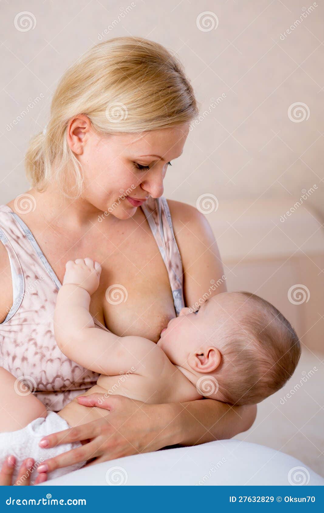 Кормящие голые мамы