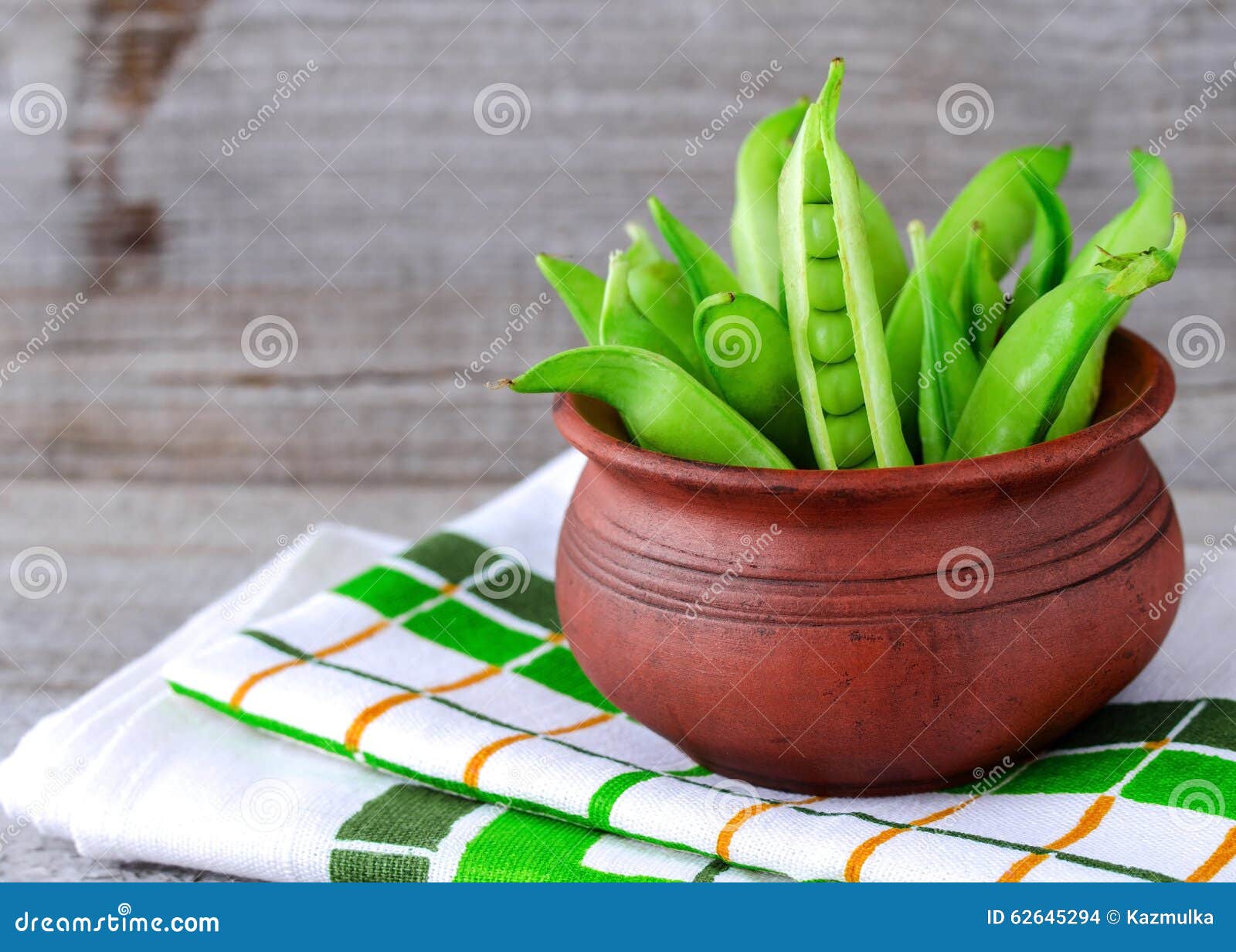 Sweet Organic Green Peas in a Clay Pot Stock Photo - Image of gardening