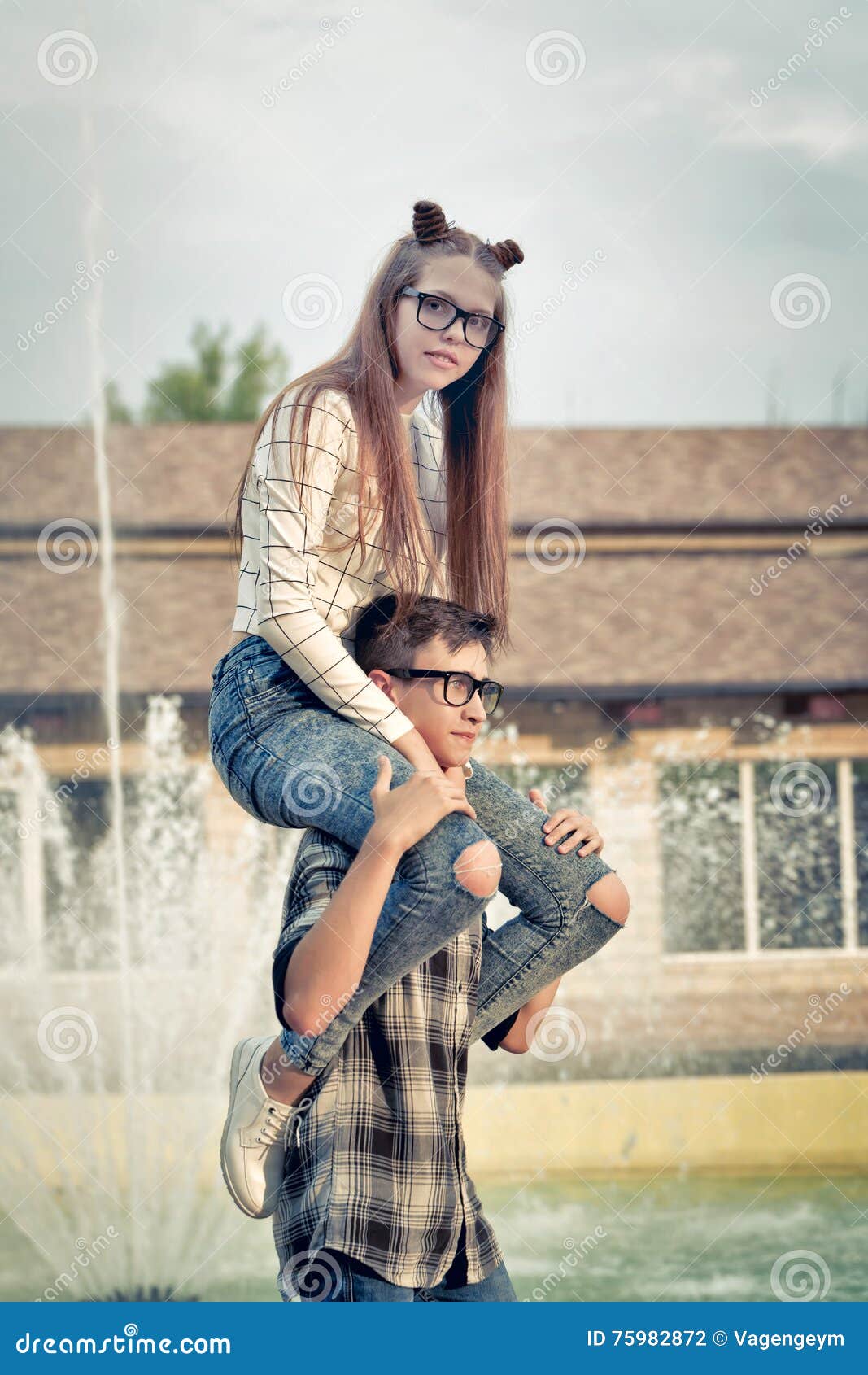 Riding sister. Гёрлфренд и бойфренд. Shoulder Ride. Shoulder Ride Kids.