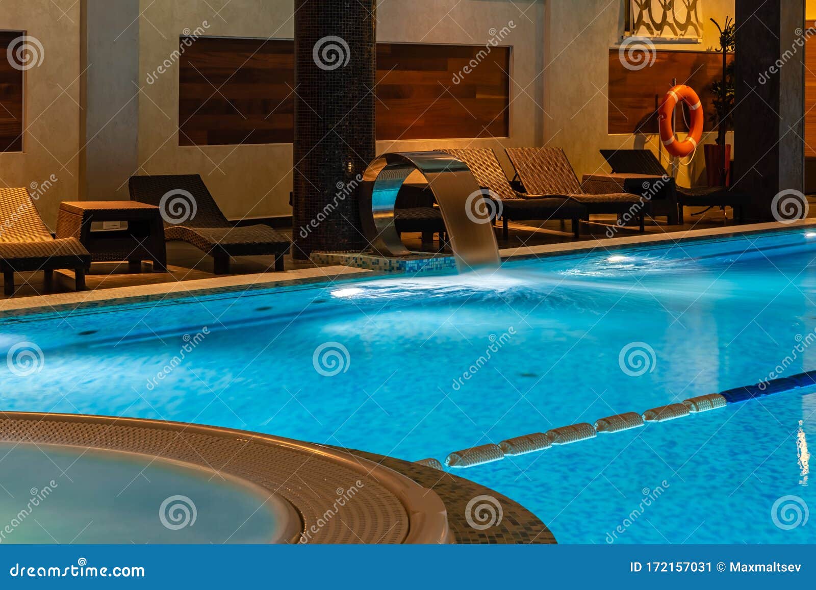 Không gian bể bơi cao cấp sẽ khiến bạn ngất ngây bởi cảm giác thư giãn và hưởng thụ đích thực. Hãy đến và chiêm ngưỡng vẻ đẹp hoàn hảo của bể bơi cao cấp này. 