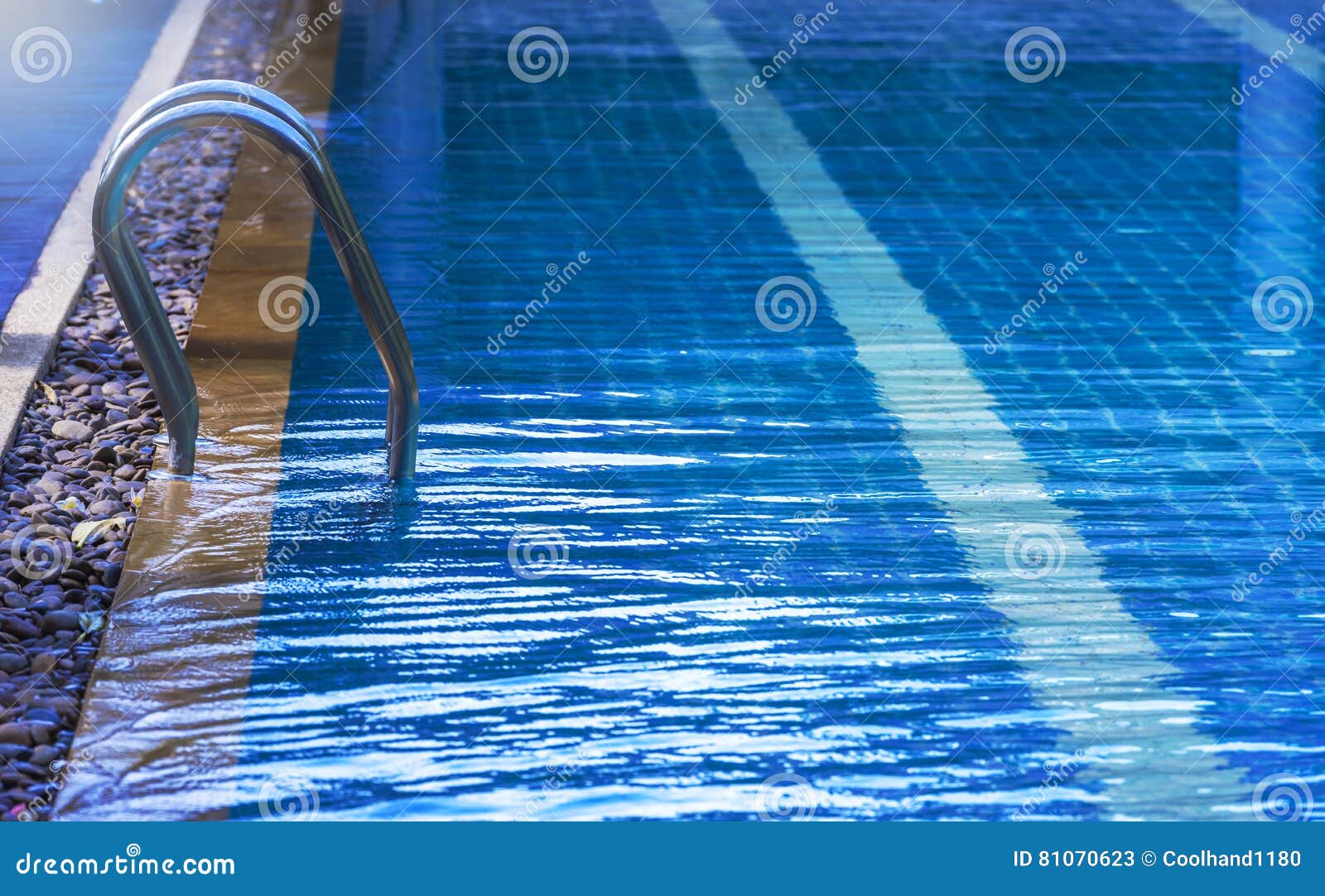 Swimmingpool mit Treppe unter Sonnenlicht