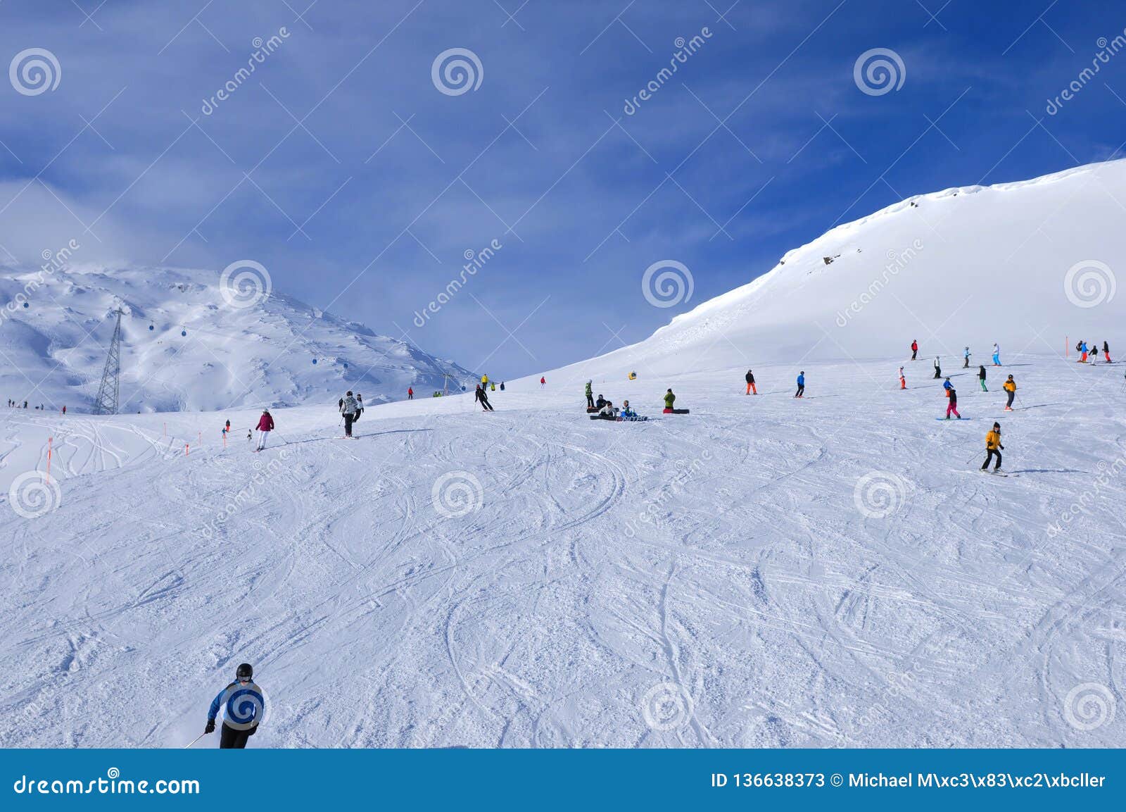 wagon kromme Overeenkomstig Swiss Alps: Winter Sport Davos, Parsenn Weisfluhjoch Editorial Stock Photo  - Image of travelling, jakobshorn: 136638373