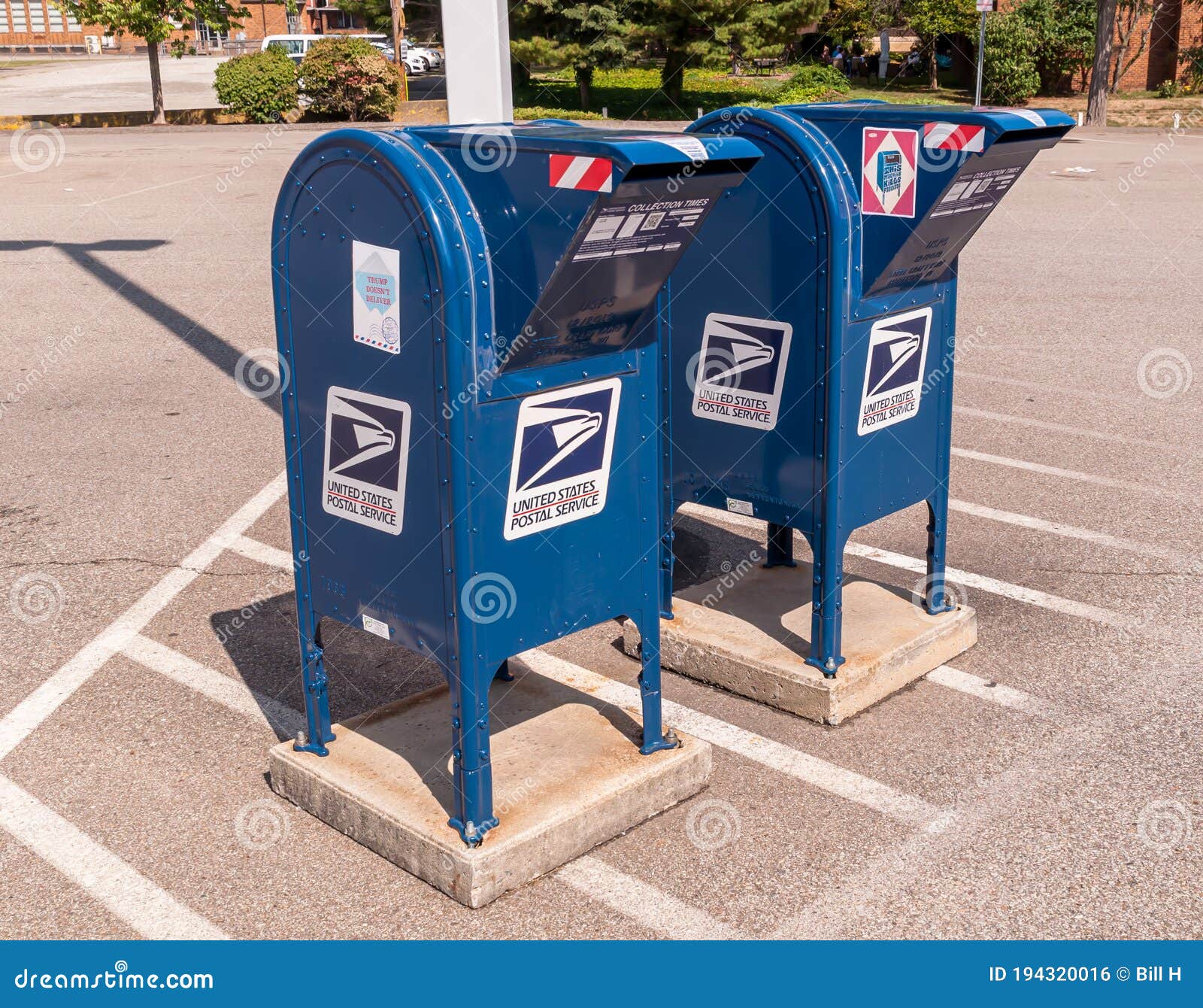 Swissvale Pennsylvania Usa 82320 Dos Buzones De Correo Del Servicio Postal  De Los Estados Unidos En Un Estacionamiento Foto editorial - Imagen de  asoleado, gota: 194320016