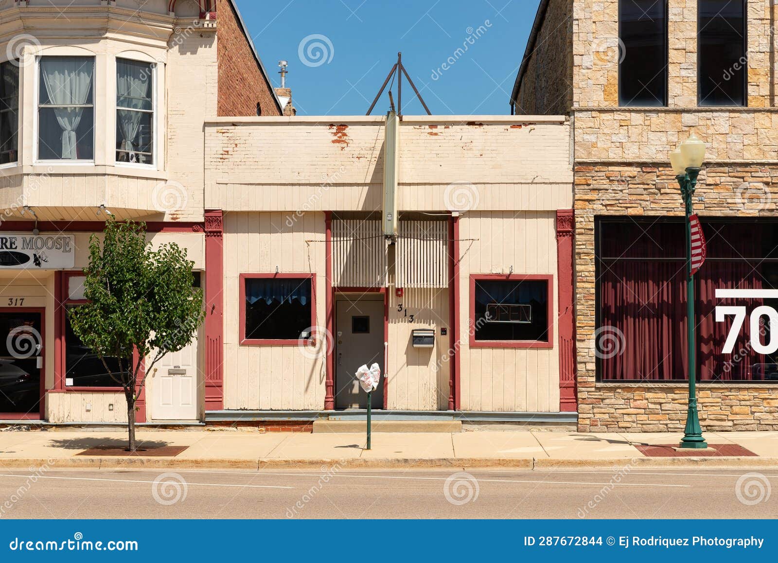 Downtown Sycamore editorial stock image. Image of american - 287672844