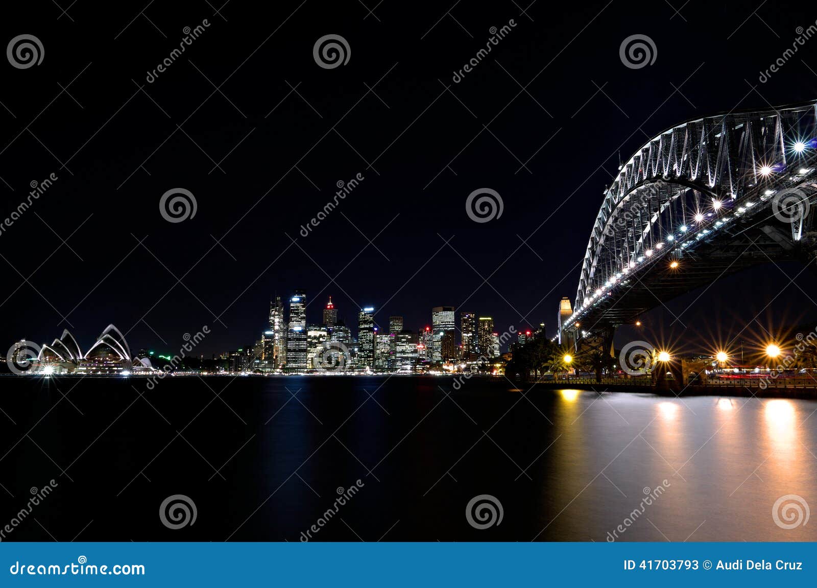 Uma vista de Sydney Harbour Bridge e do teatro da ópera