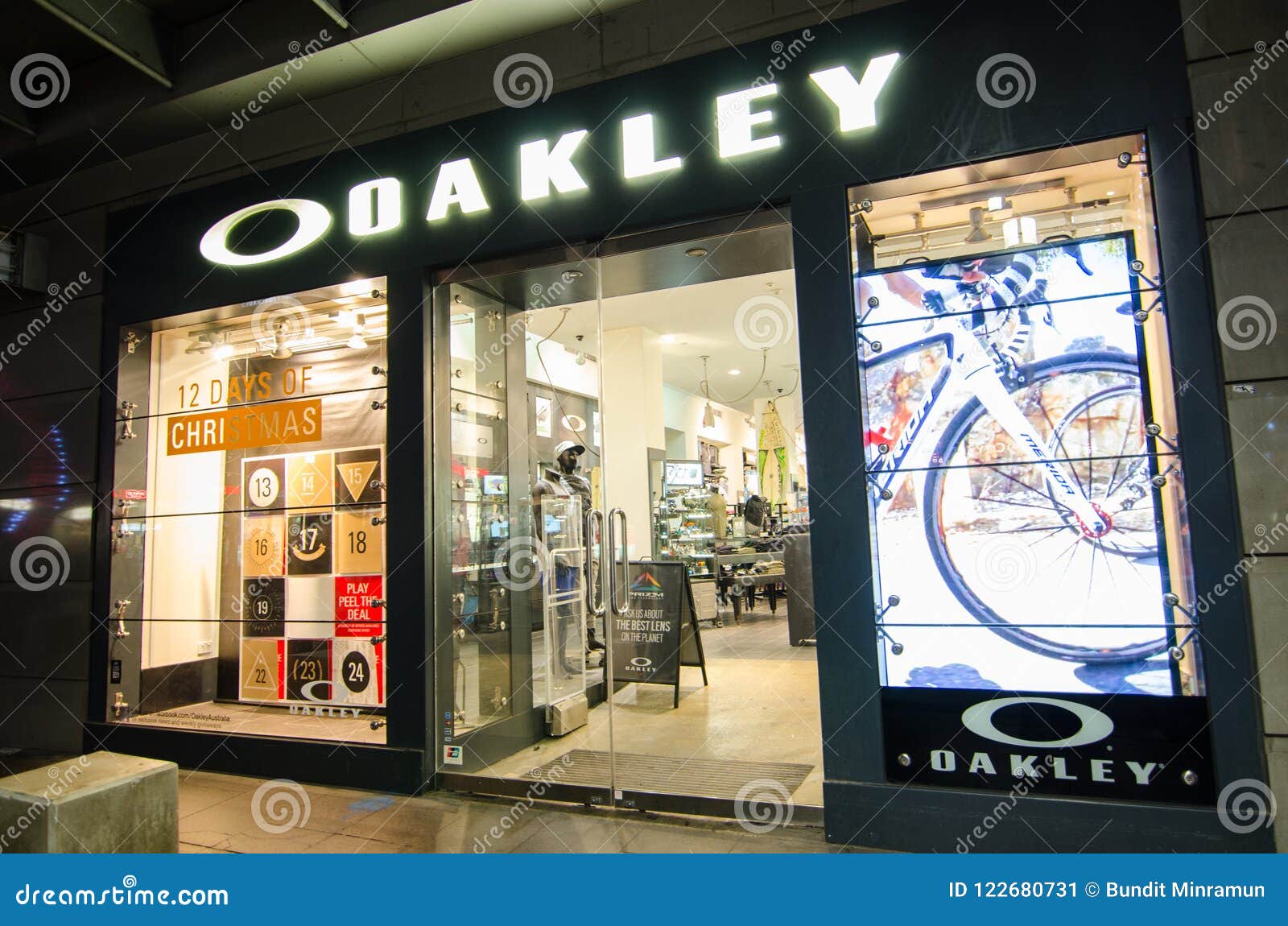 Oakley Vault Store in New Jersey Outlet Location Editorial Image - Image of  fashion, sports: 135627470