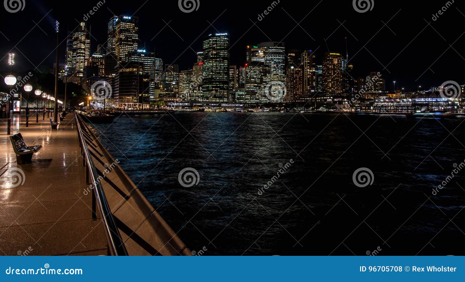 Sydney-Skyline und -nacht. Kreis-Quay und die Sydney-Skyline belichtet nachts