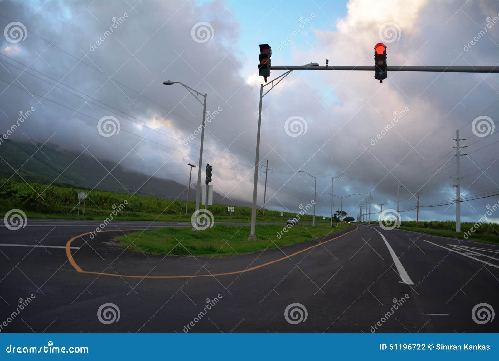 Sygnalizacja drogowa przy podziałem droga z chmurnym niebem