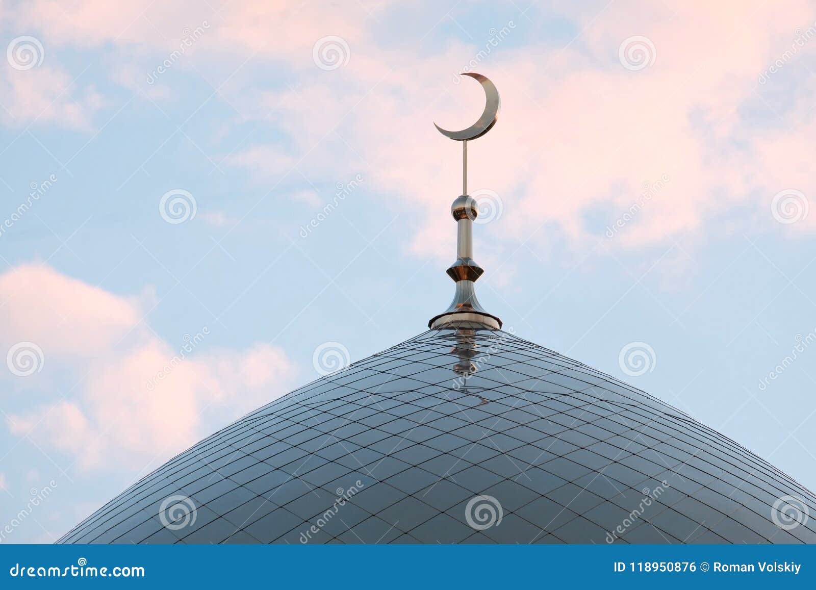 Fedt Tilintetgøre absorberende The Symbol of Islam is a Golden Crescent Moon on Top of the Mosque Minaret.  Blue Evening or Morning Sky with Clouds. Stock Photo - Image of built,  background: 118950876