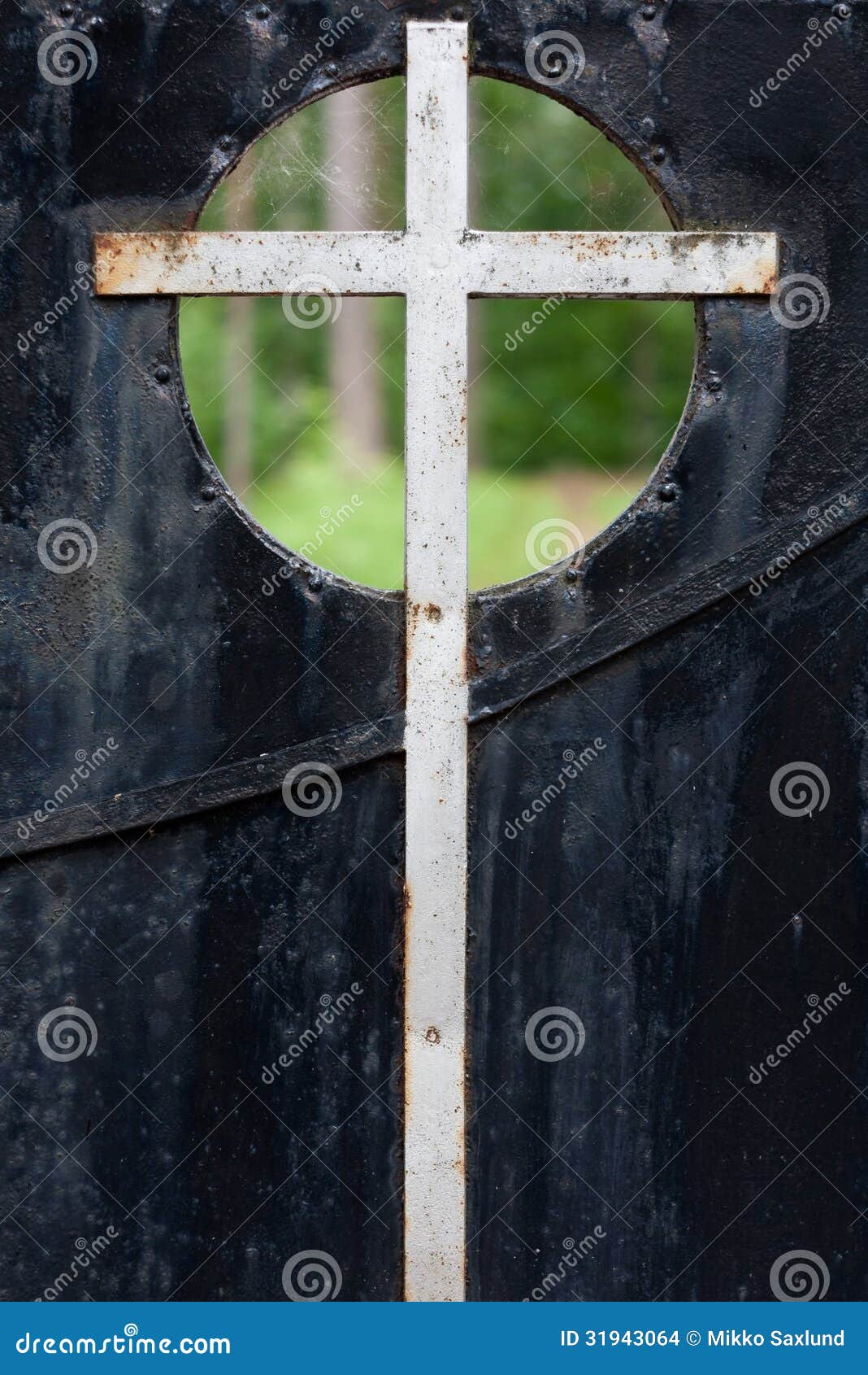 Symbole. Vieille porte rouillée au cimetière.