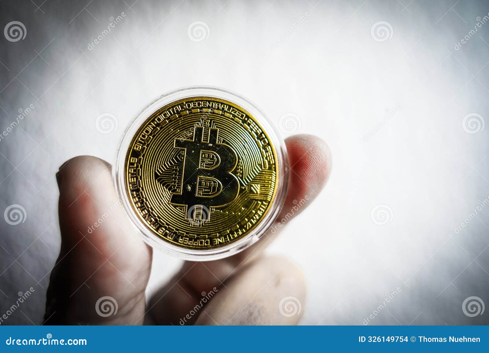 Symbole Bitcoin 3d Physique Pour Crypto-monnaie Photo stock - Image du  doigt, électronique: 326149754