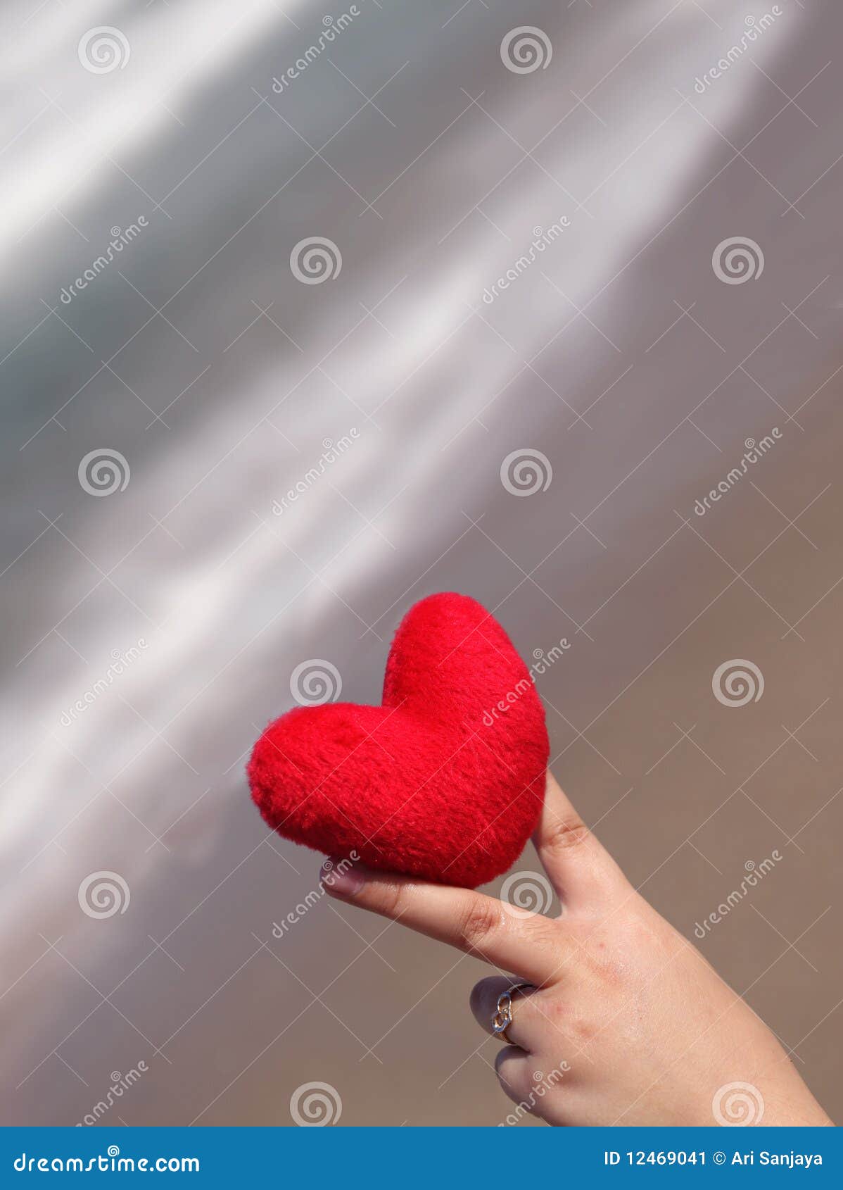Symbole D amour Image Stock Image Du Coeur Sable Littoral 12469041 symbole-d-amour-image-stock-image-du-coeur-sable-littoral-12469041